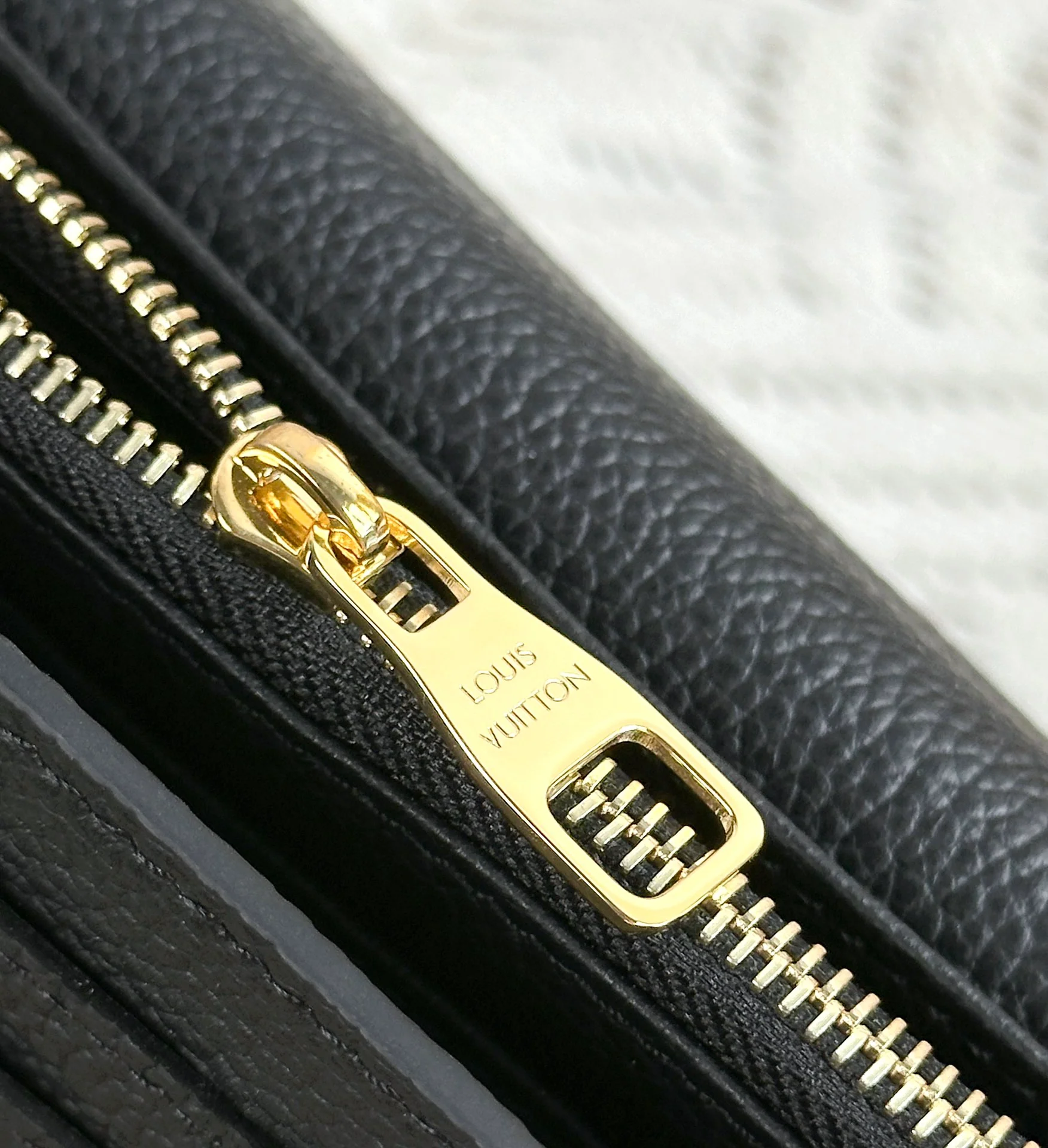 LV-m82338-clemence кошелек-черный