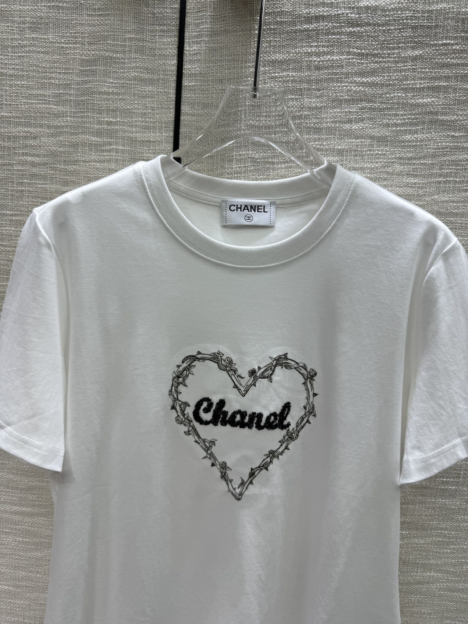 Футболка Chanel 2403 с вышивкой в ??виде сердца и буквы.