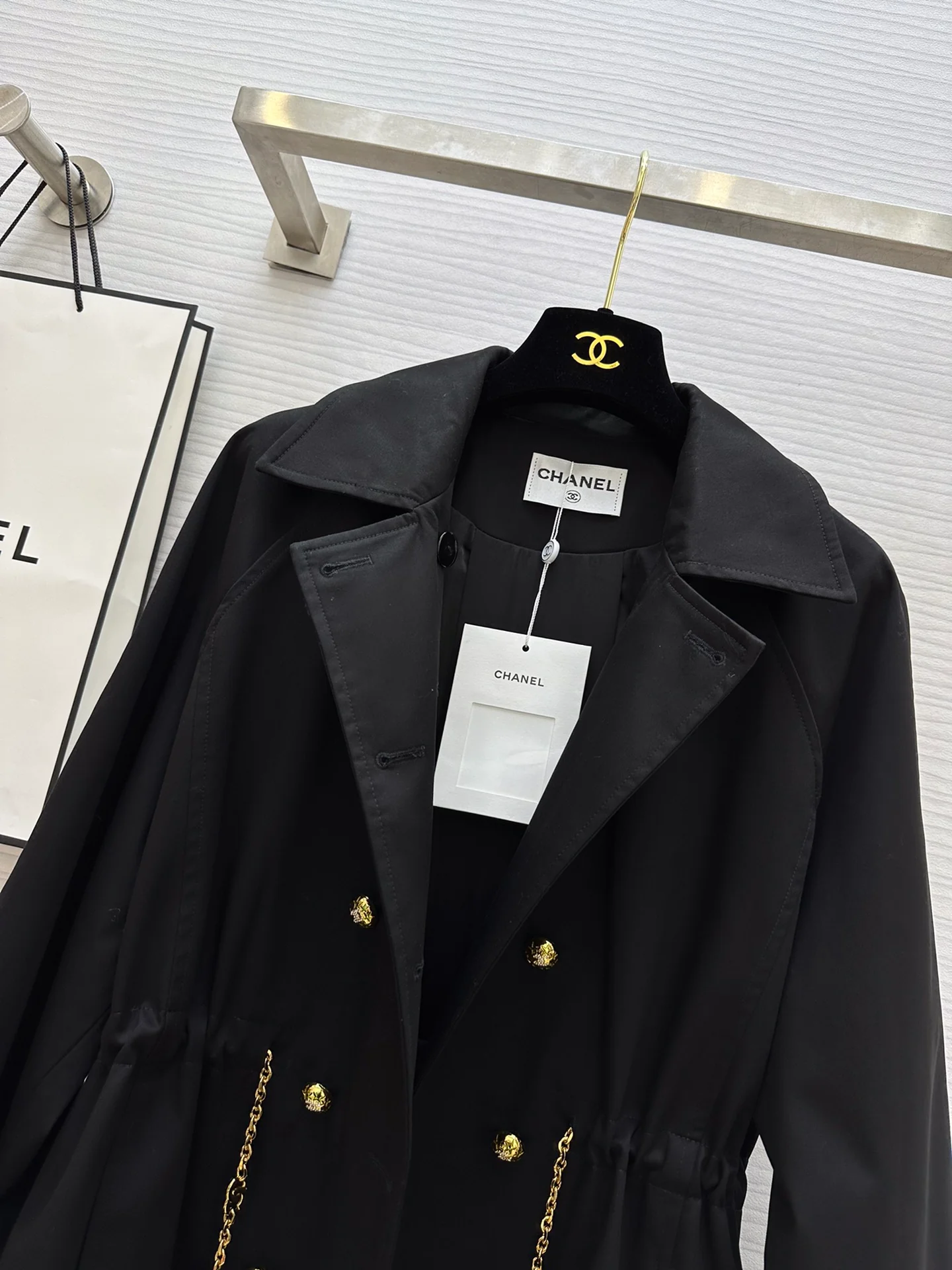 Тренч Chanel 2403-24 Весна/Лето, новый, с двубортной отделкой цепочками, черный.