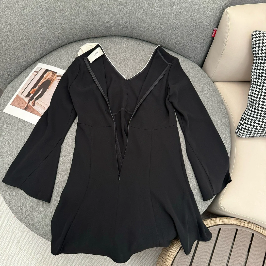 Новое маленькое черное платье Celine весна/лето 2024 с французскими оборками и V-образным вырезом.