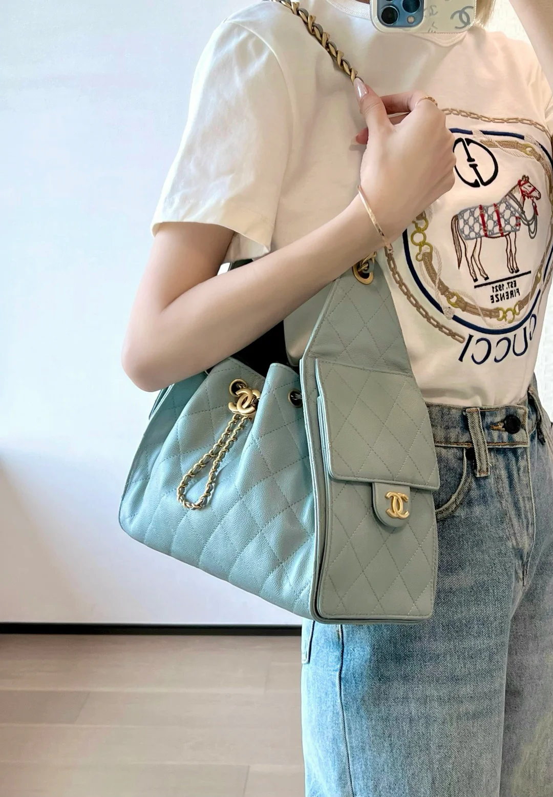 Маленькая сумка-шоппер Chanel — серо-голубая с золотой фурнитурой.