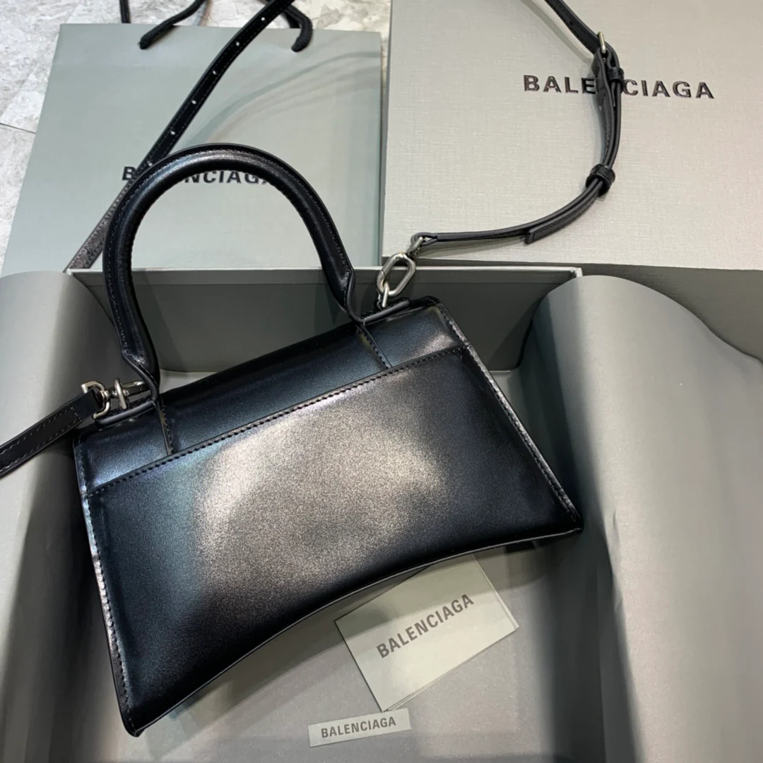 Сумка Balenciaga Hourglass - черная, из гладкой кожи.