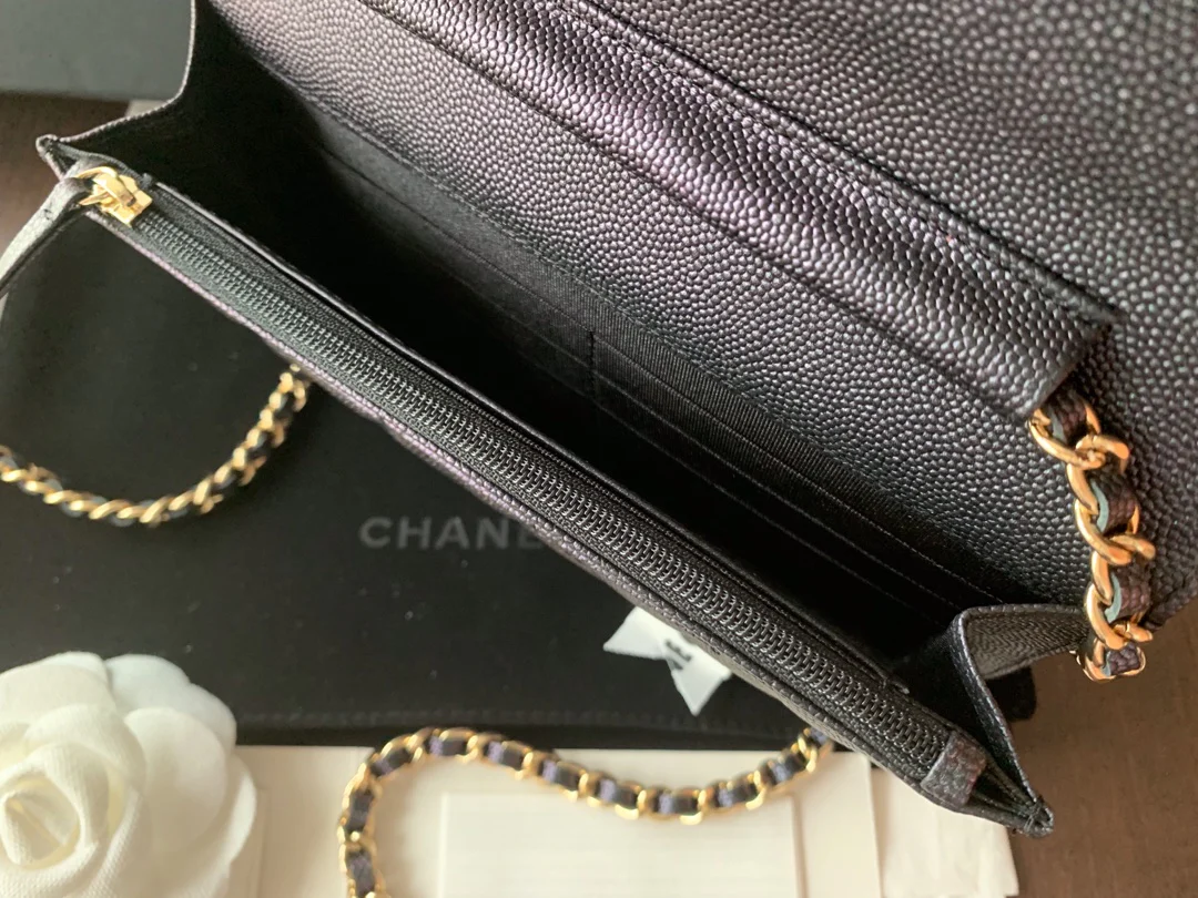 Пряжка Chanel WOC из телячьей кожи с жемчужным узором и эмалью - 2 шт.