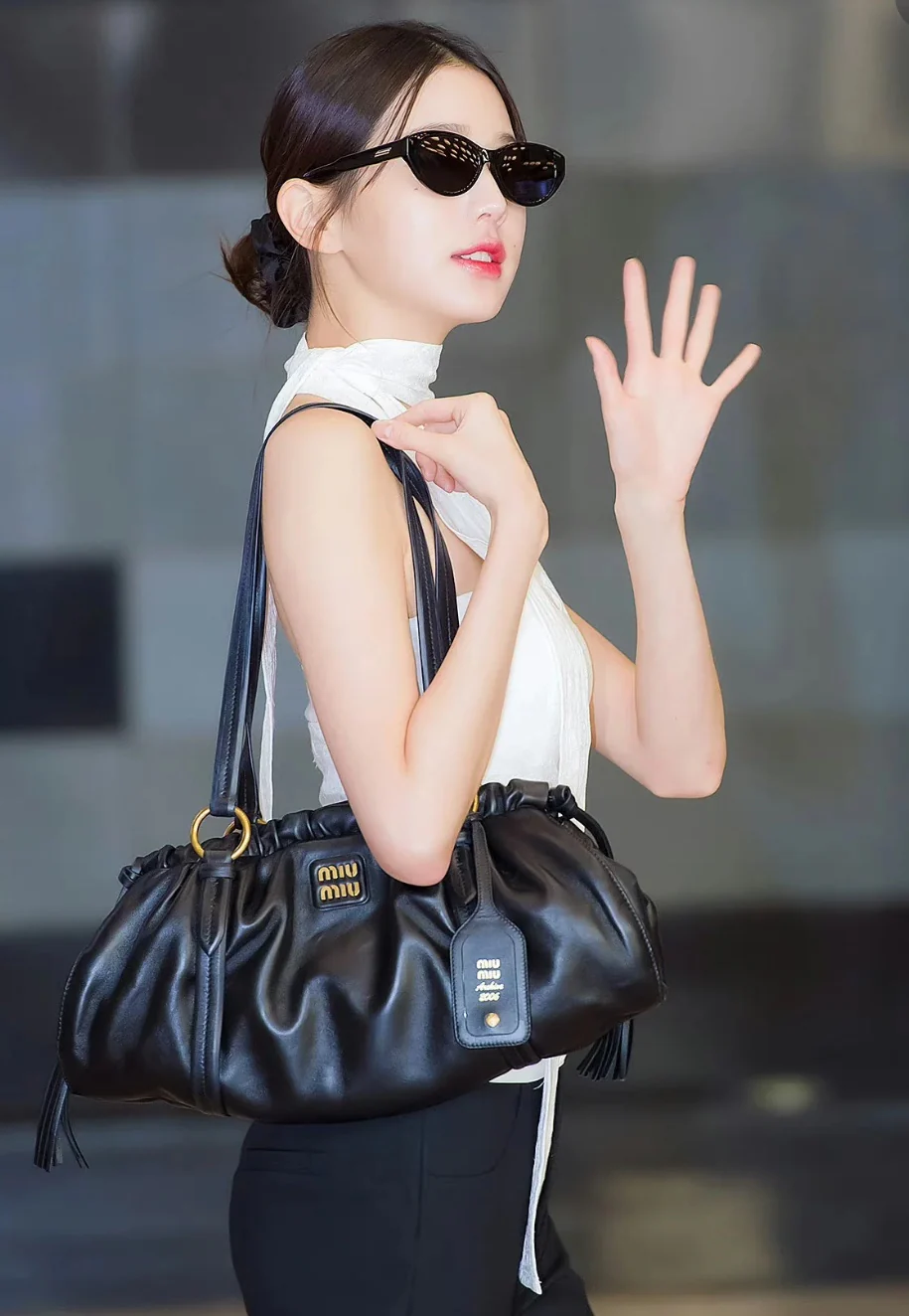 Сумка Miu Miu Joie из кожи наппа — маленькая — черная — Носите и делитесь