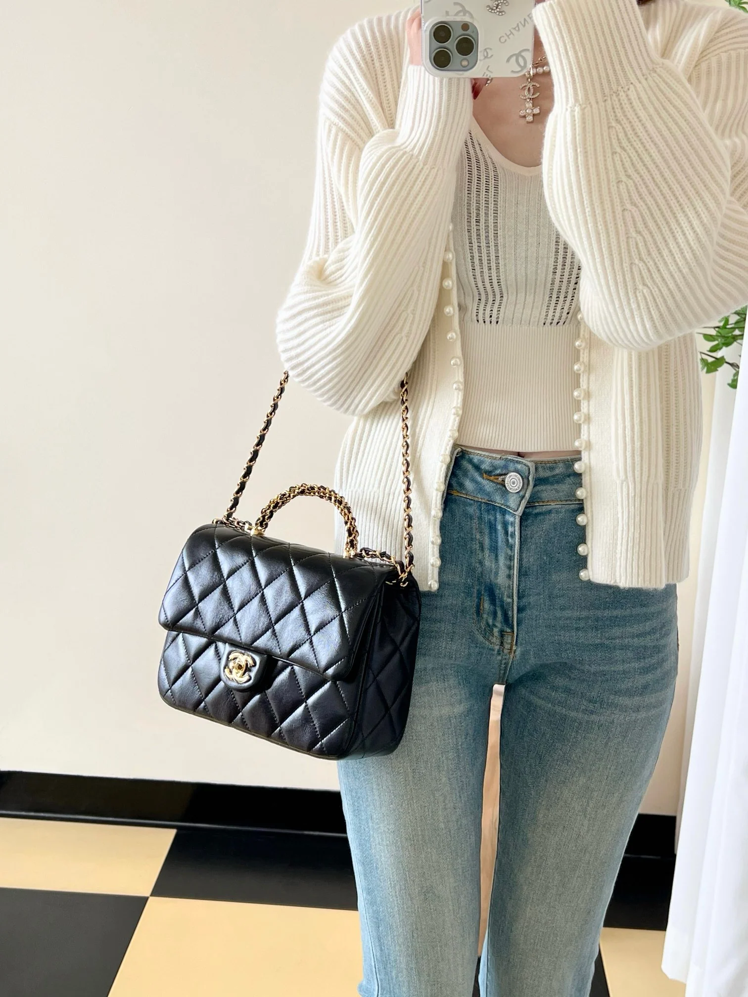 Большая черная сумка Chanel с клапаном и поворотной ручкой.