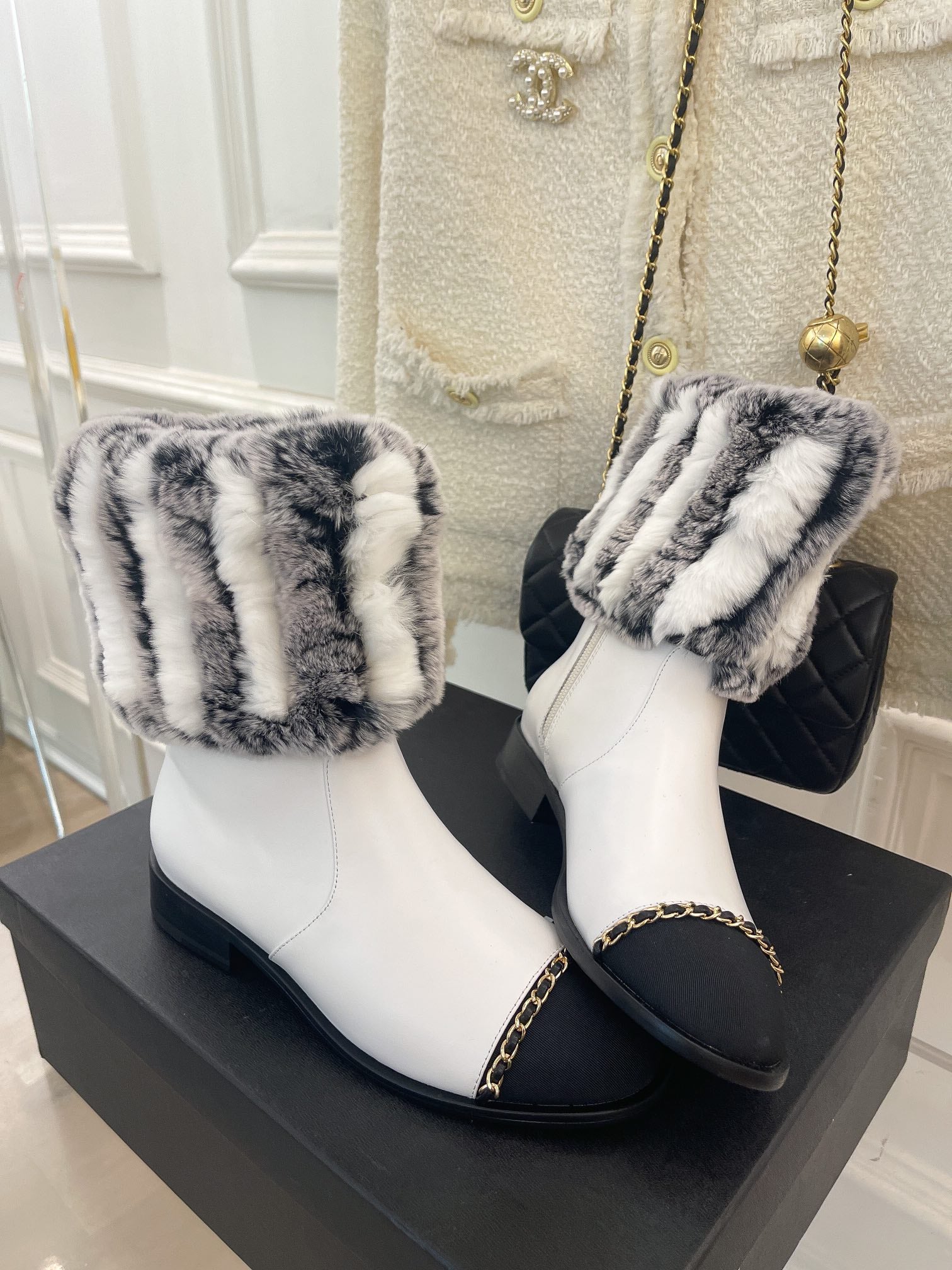 Новинка весны 2022 года от Chanel - меховые ботильоны - белые.