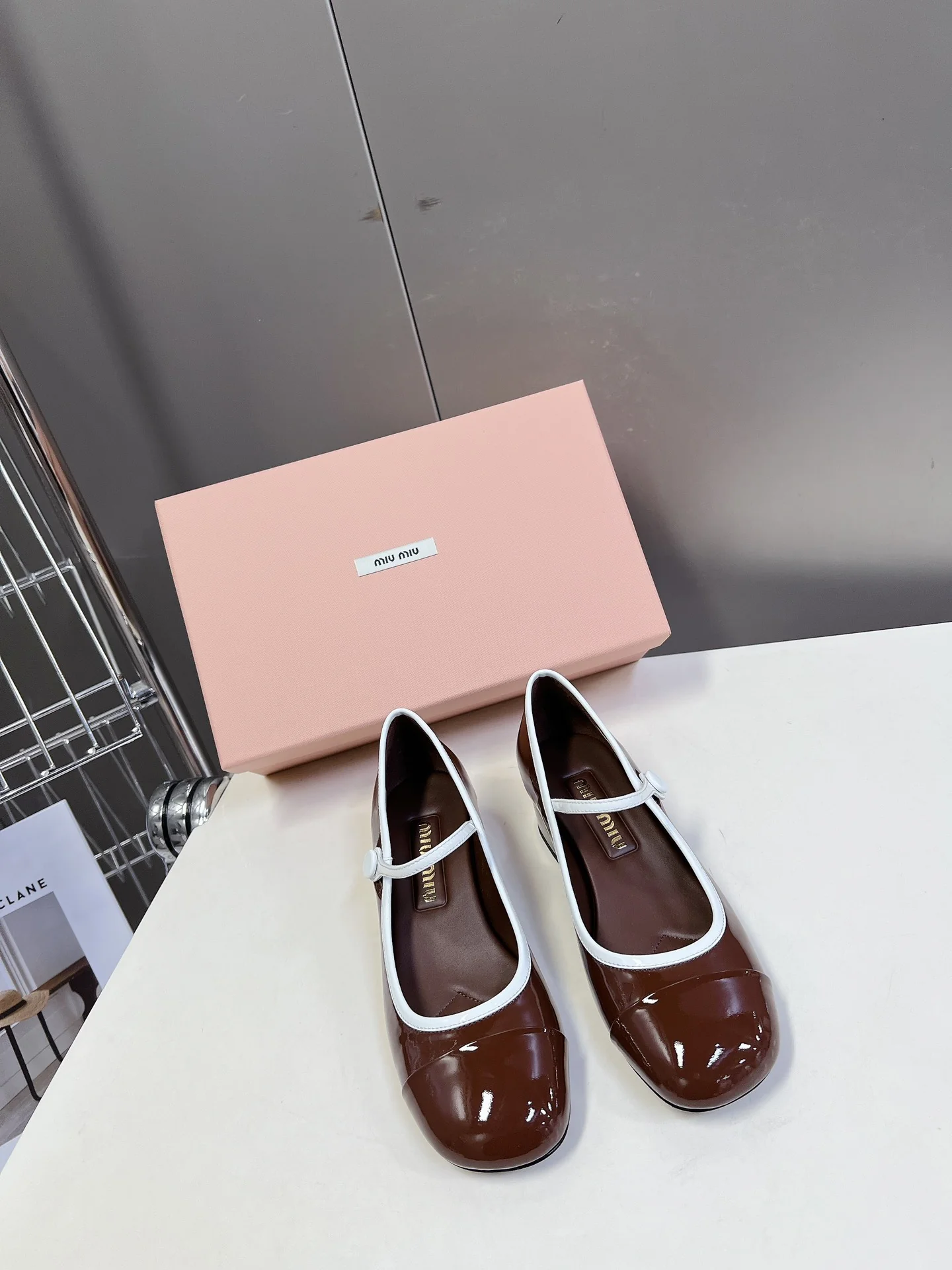 Туфли ?Мэри Джейн? от Miu Miu с небольшим закругленным носком и контрастным боковым дизайном — кофейного цвета.