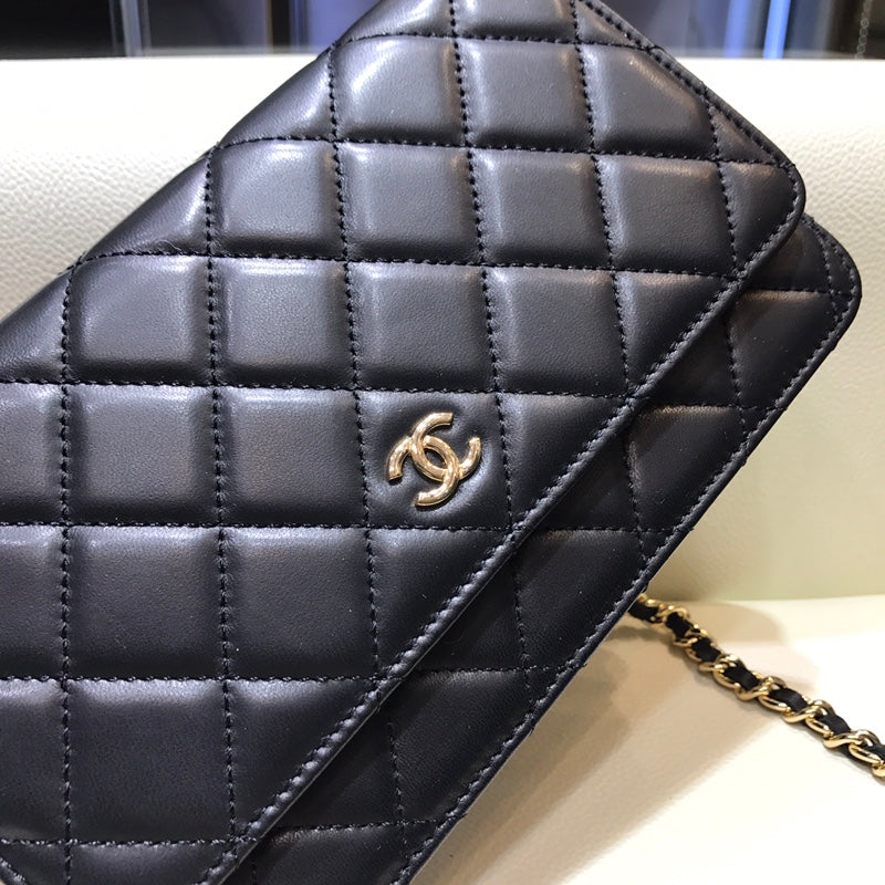 Классические часы Chanel WOC - 19 см - из черной овечьей кожи с золотой пряжкой