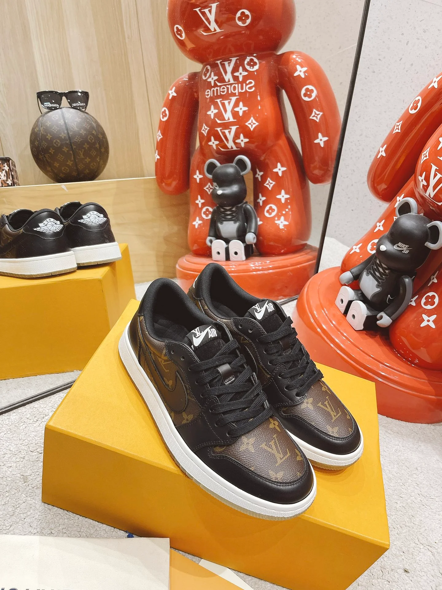 Обувь LV - обувь, созданная в рамках сотрудничества LV и Nike.