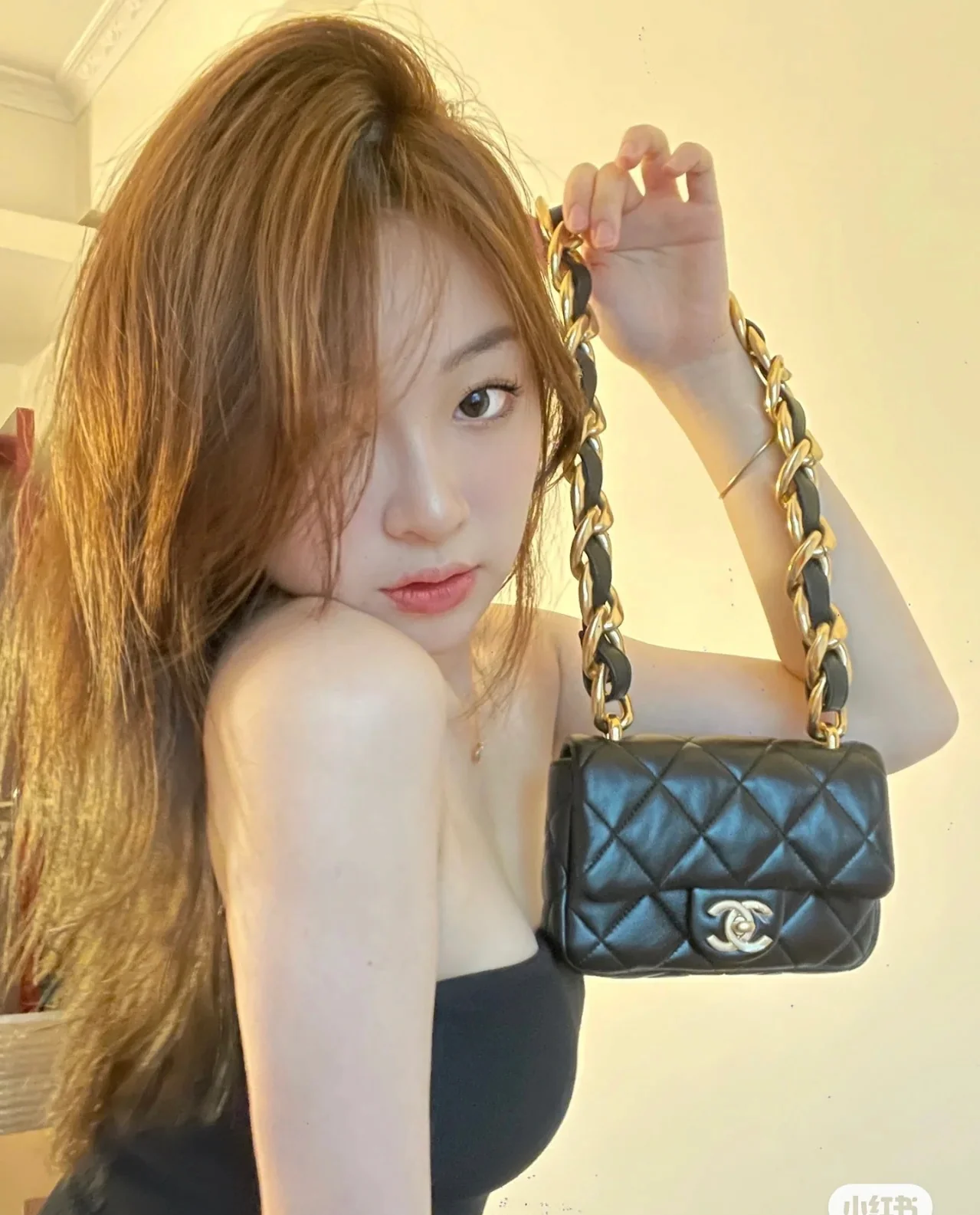 Винтажная сумка-мессенджер Chanel под мышкой - 1