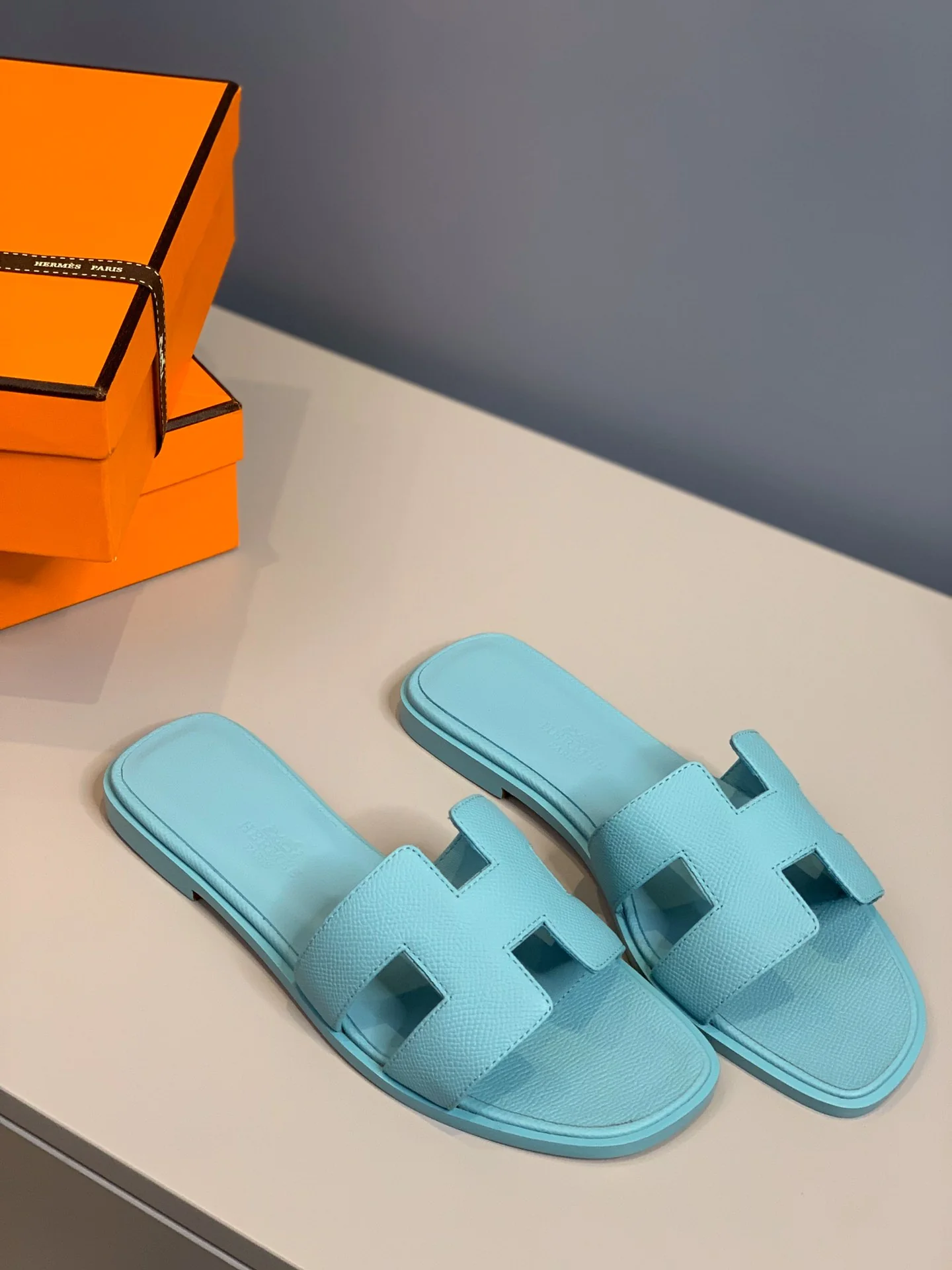 Новинка 2022 года от Hermes - Тапочки с отпечатком руки в форме буквы H - Светло-голубые