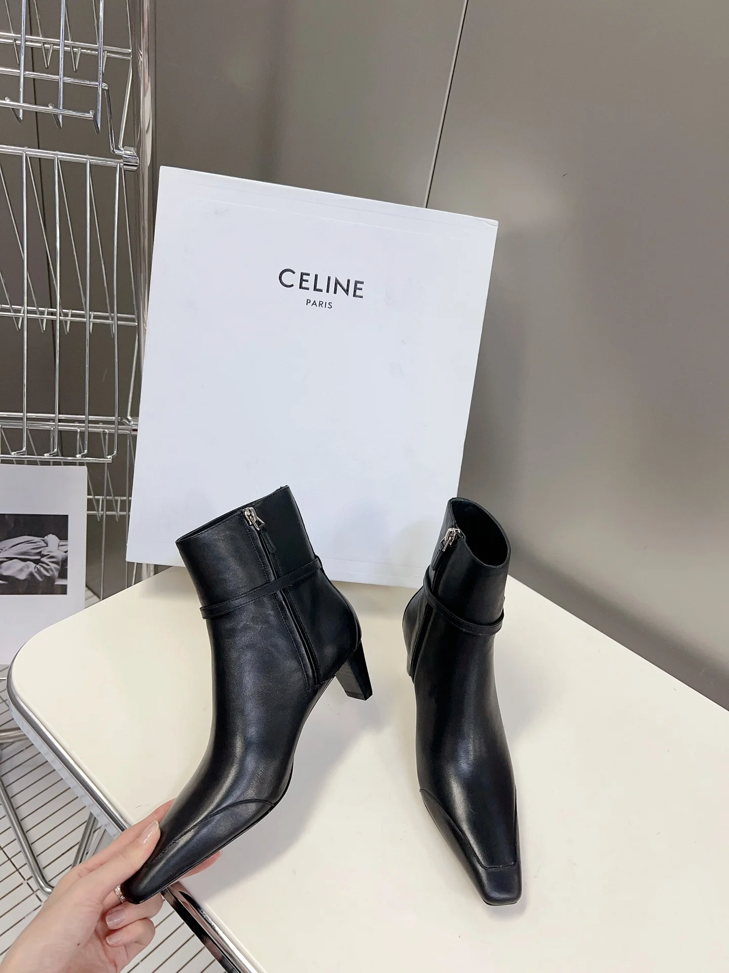Новинка сезона ?Ранняя осень 2023? от Celine: ботильоны на низком каблуке с острым носком, черная кожа.