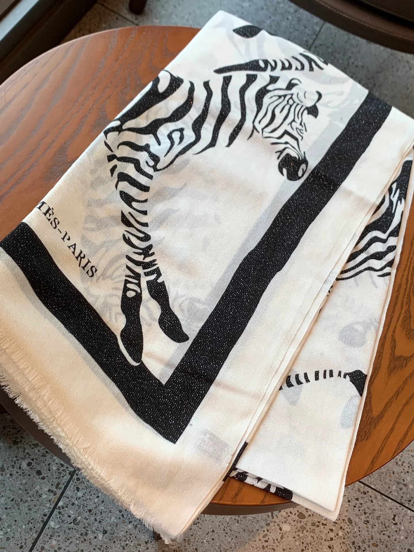 Длинный церемониальный шарф Hermes с изображением лошади — 100-200 см — Кашемировый принт — Белый