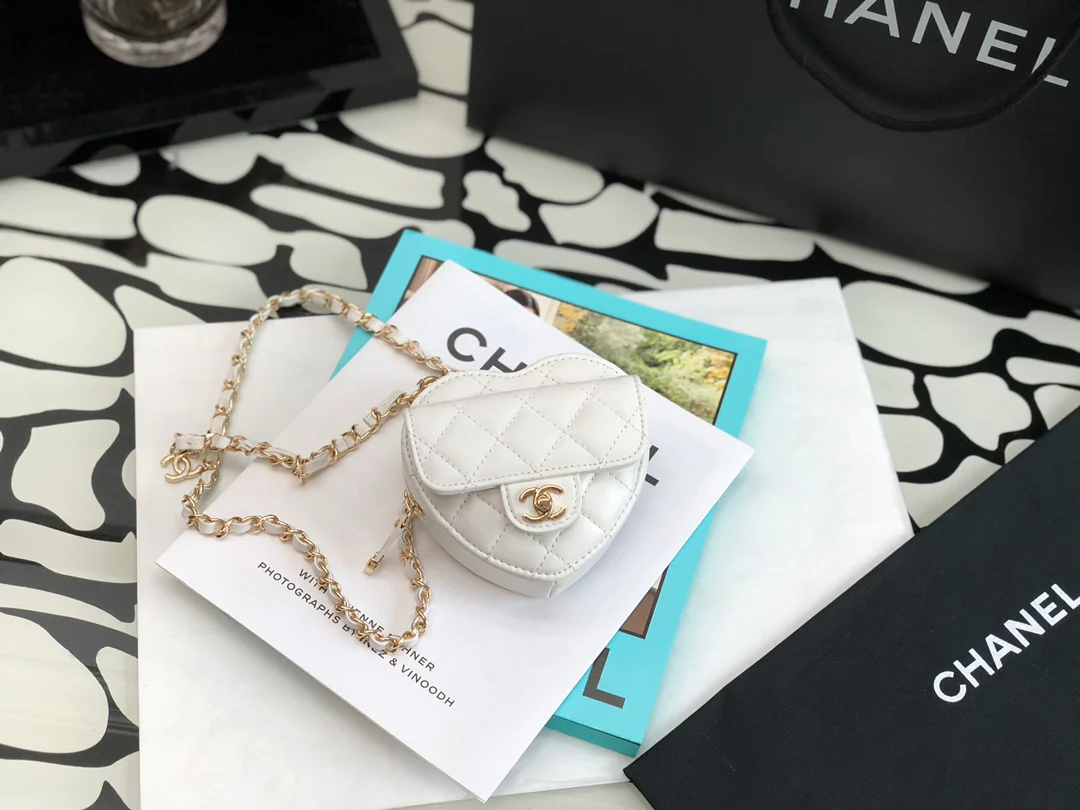 Поясная сумка Chanel с сердечком