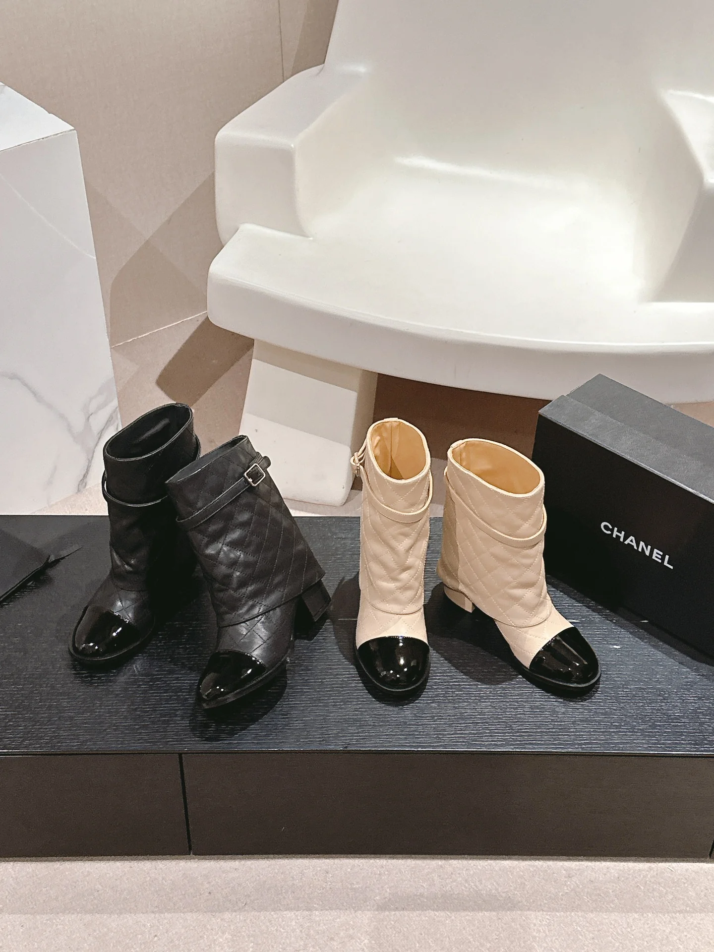 Ботинки Chanel средней высоты 2024 года - изображение из коллекции