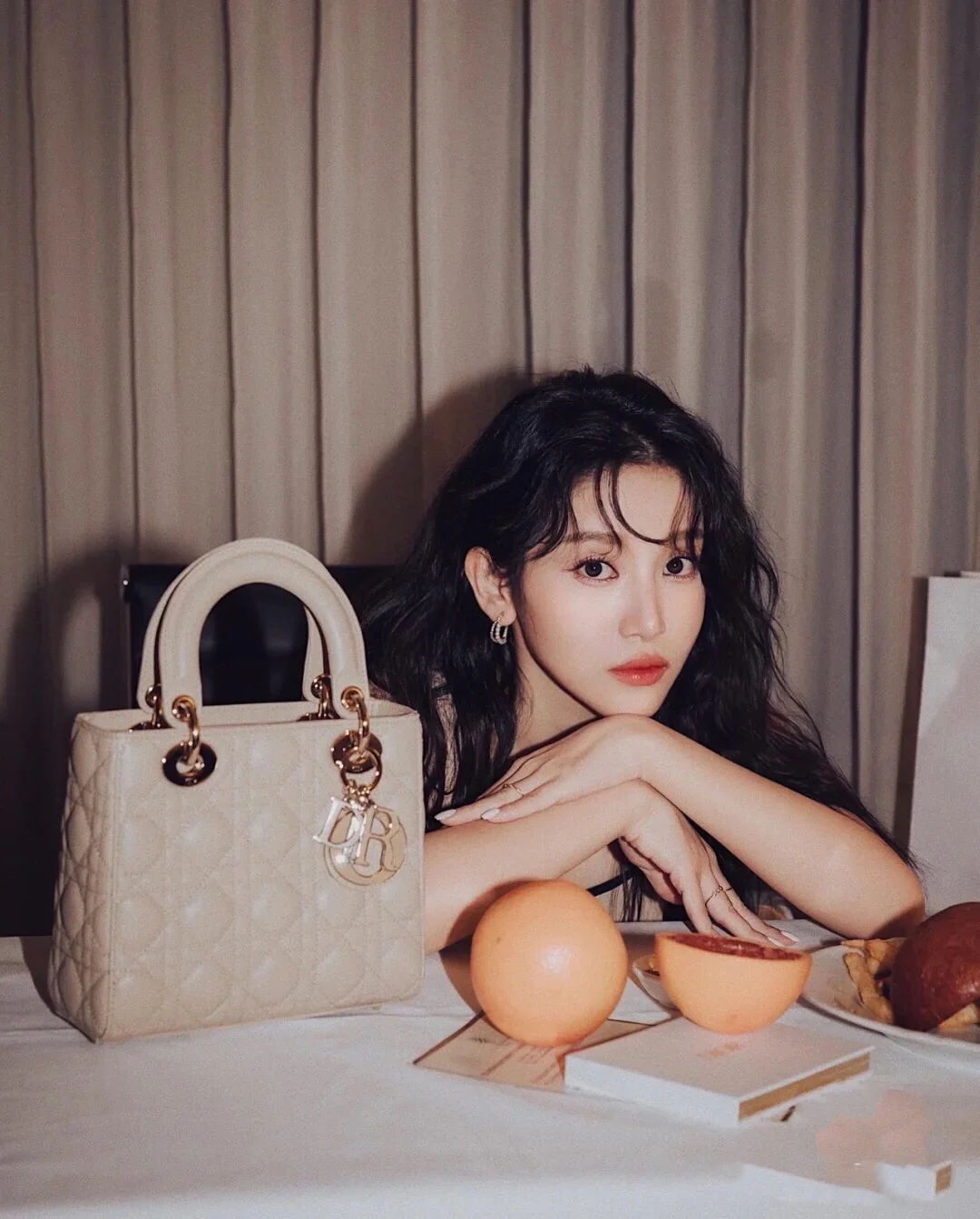 Сумка Dior Lady, с четырьмя отделениями, абрикосового цвета.