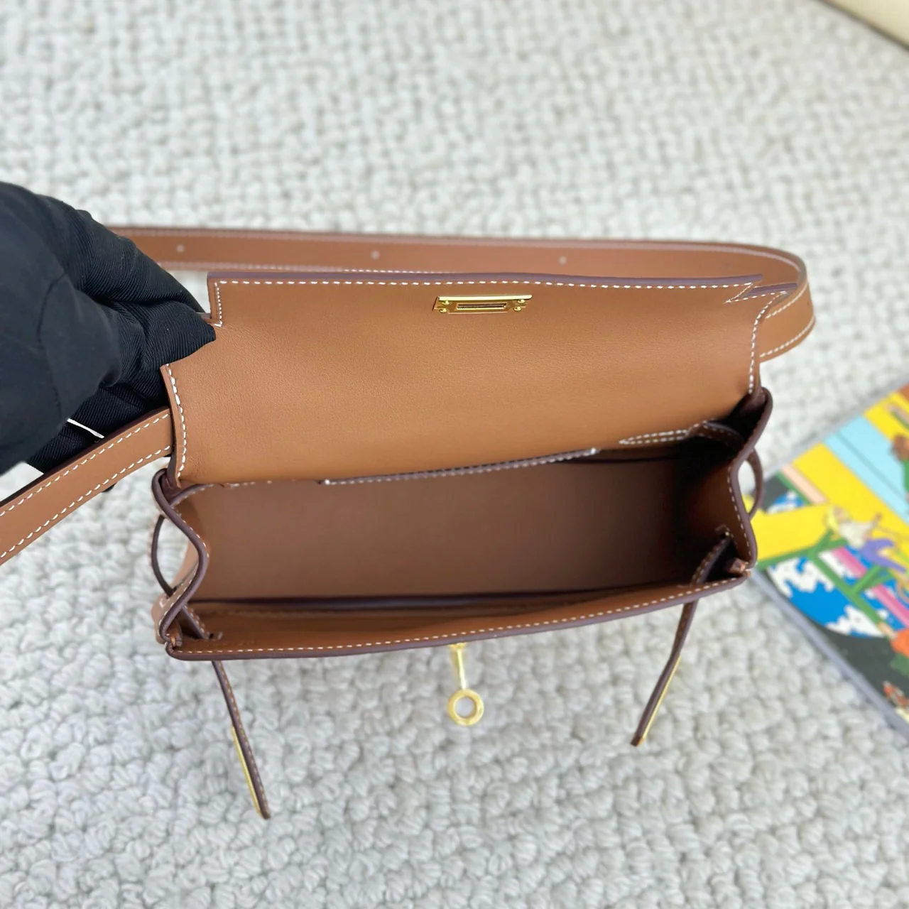 Кожа Hermes Kelly Moove Swift, золотисто-коричневая, золотая застежка.