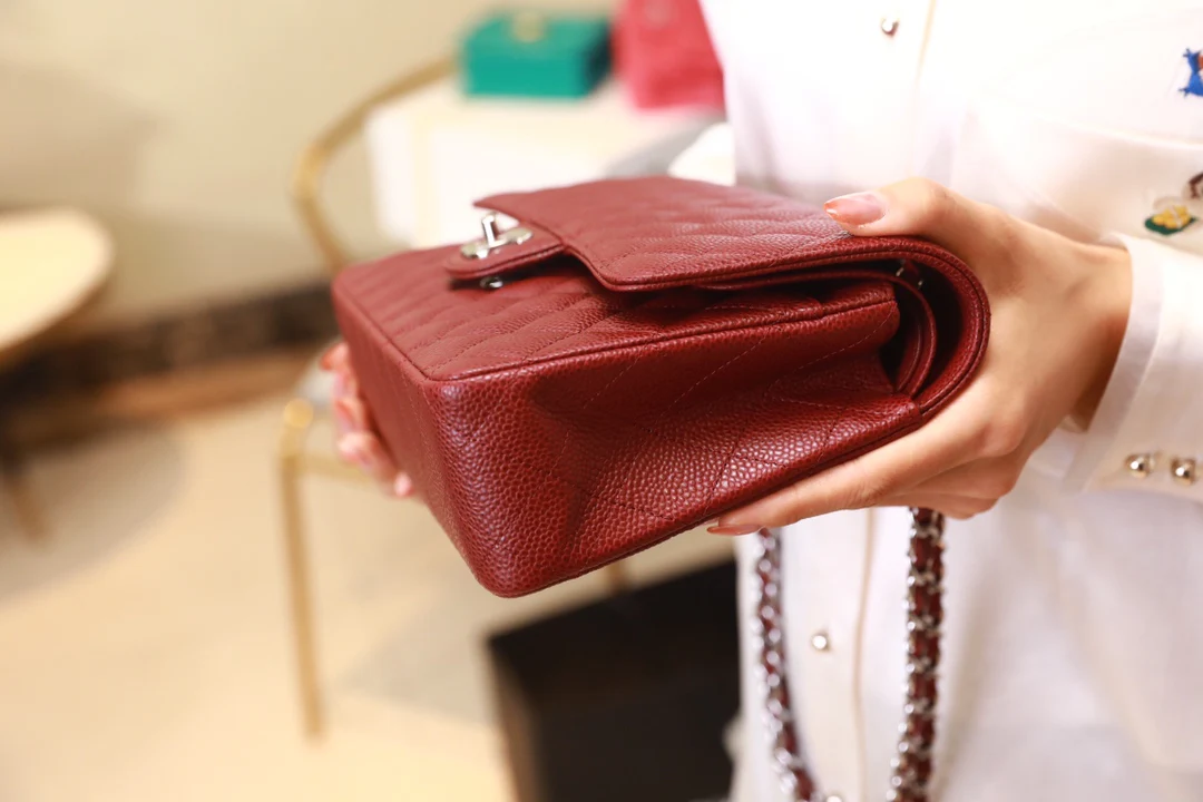 Классическая сумка Chanel Caviar CF, бордовая, с серебряной пряжкой, 25 см.