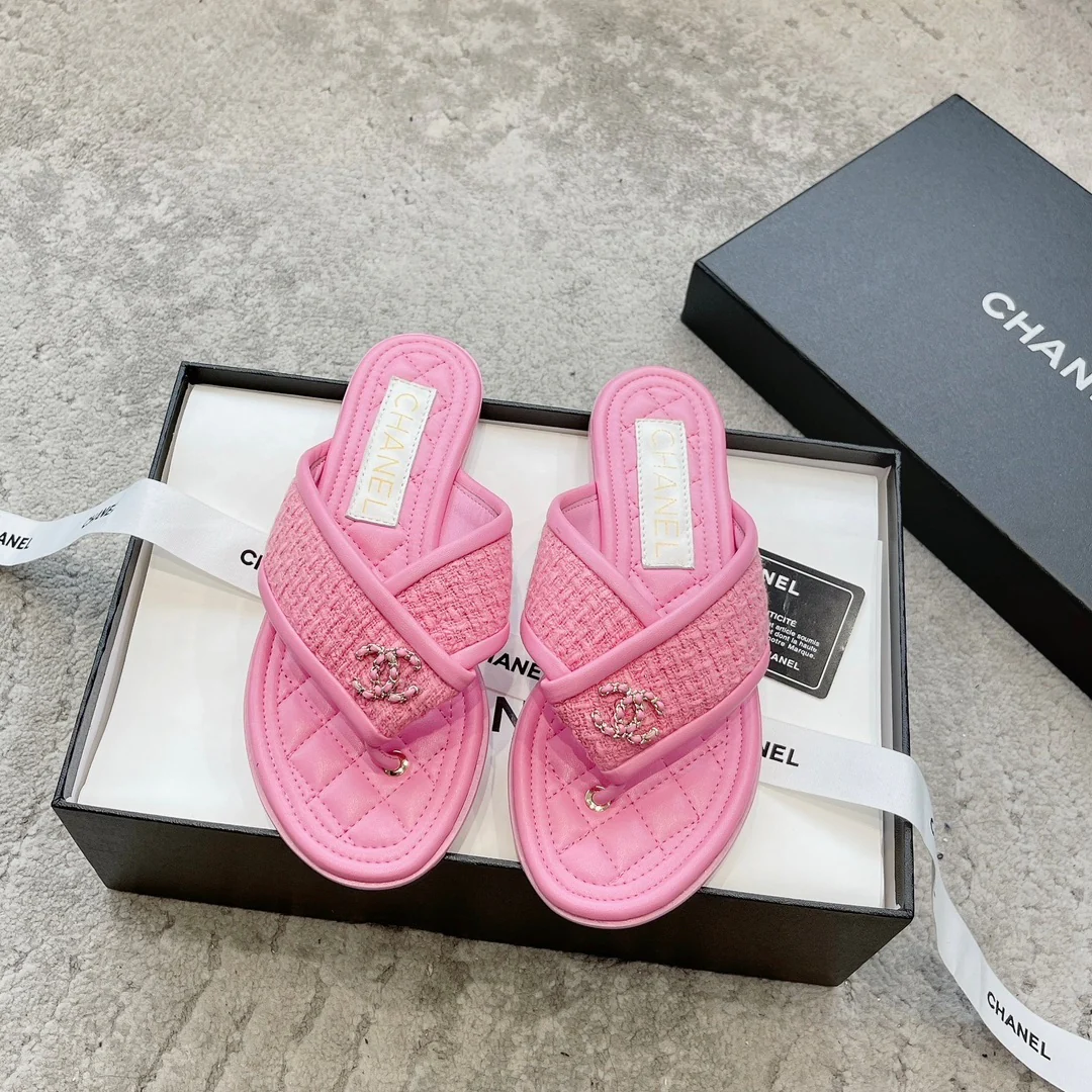 Новинка сезона весна/лето 2023 от Chanel - шерстяные тапочки с вышитым ромбовидным узором - розовые.