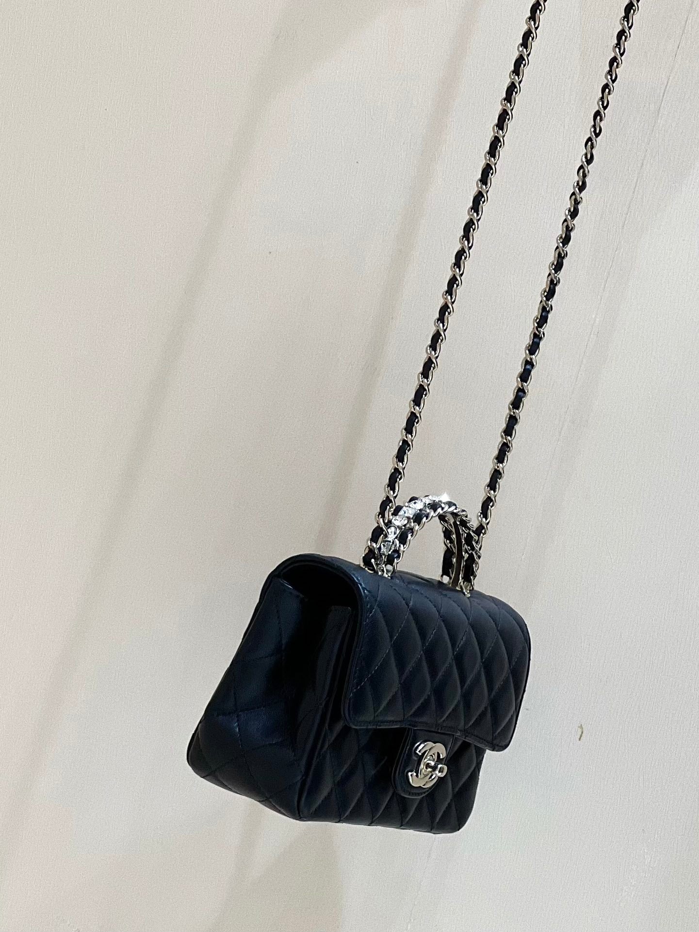 Ручка сумки Chanel 23a CF со стразами - черная