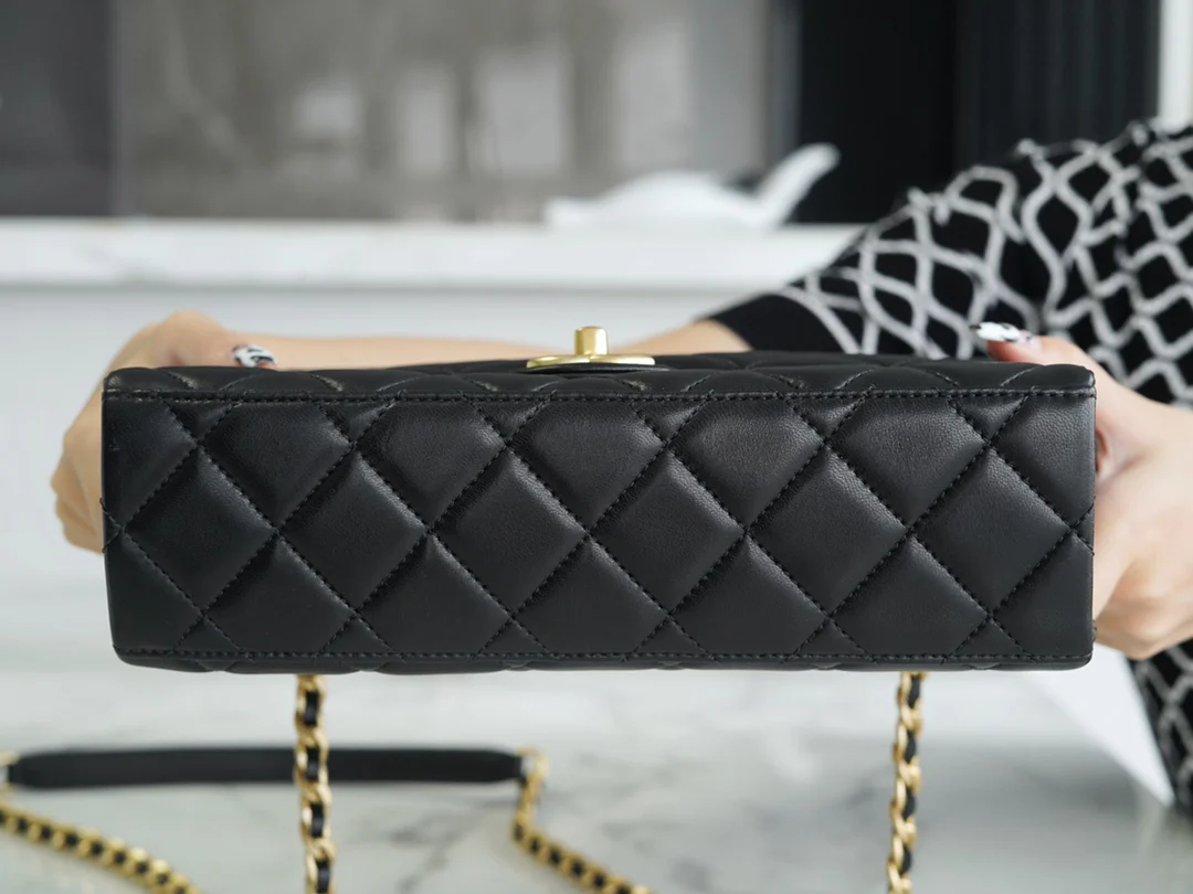 Коллекция Chanel Весна/Лето 2023 - Сумка с клапаном и цепочкой в ??виде буквы - Черная - 26 см