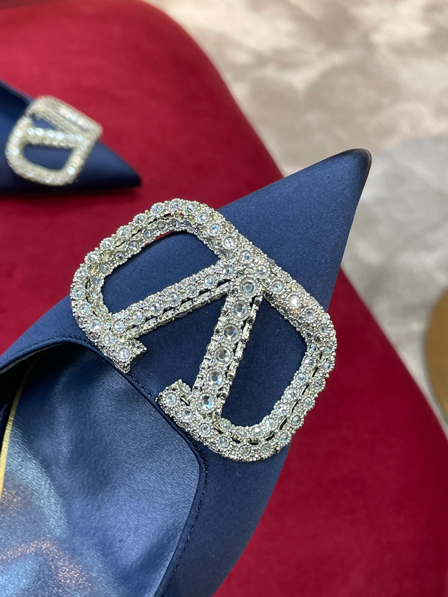 Новинка сезона осень/зима 2022 от Valentino - атласные туфли на каблуке с разрезом и стразами - королевский синий.