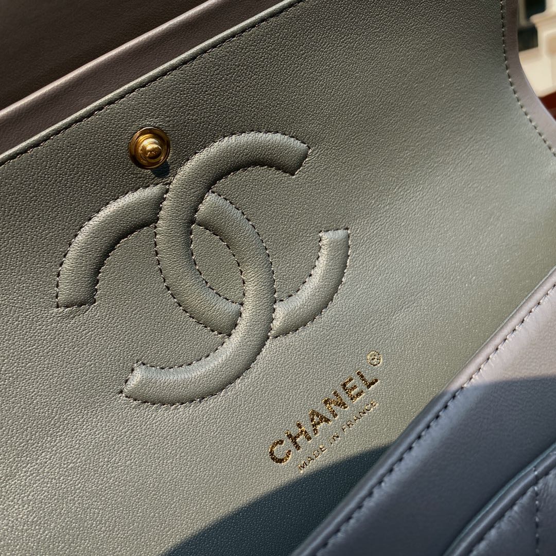 Классическая сумка Chanel из овечьей кожи CF — элегантная серая с золотой фурнитурой — 25 см