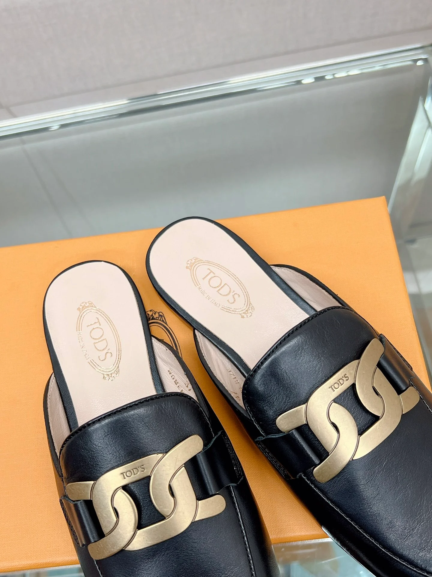 Весенняя коллекция Tods 2023 — плоские тапочки в ретро-британском стиле.