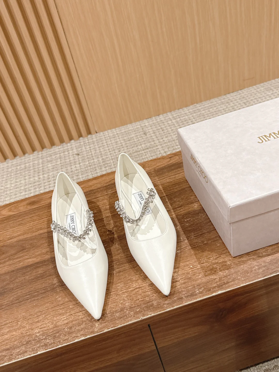 Туфли ?Мэри Джейн? от Jimmy с хрустальным ремешком на шее — белые — 1 шт.