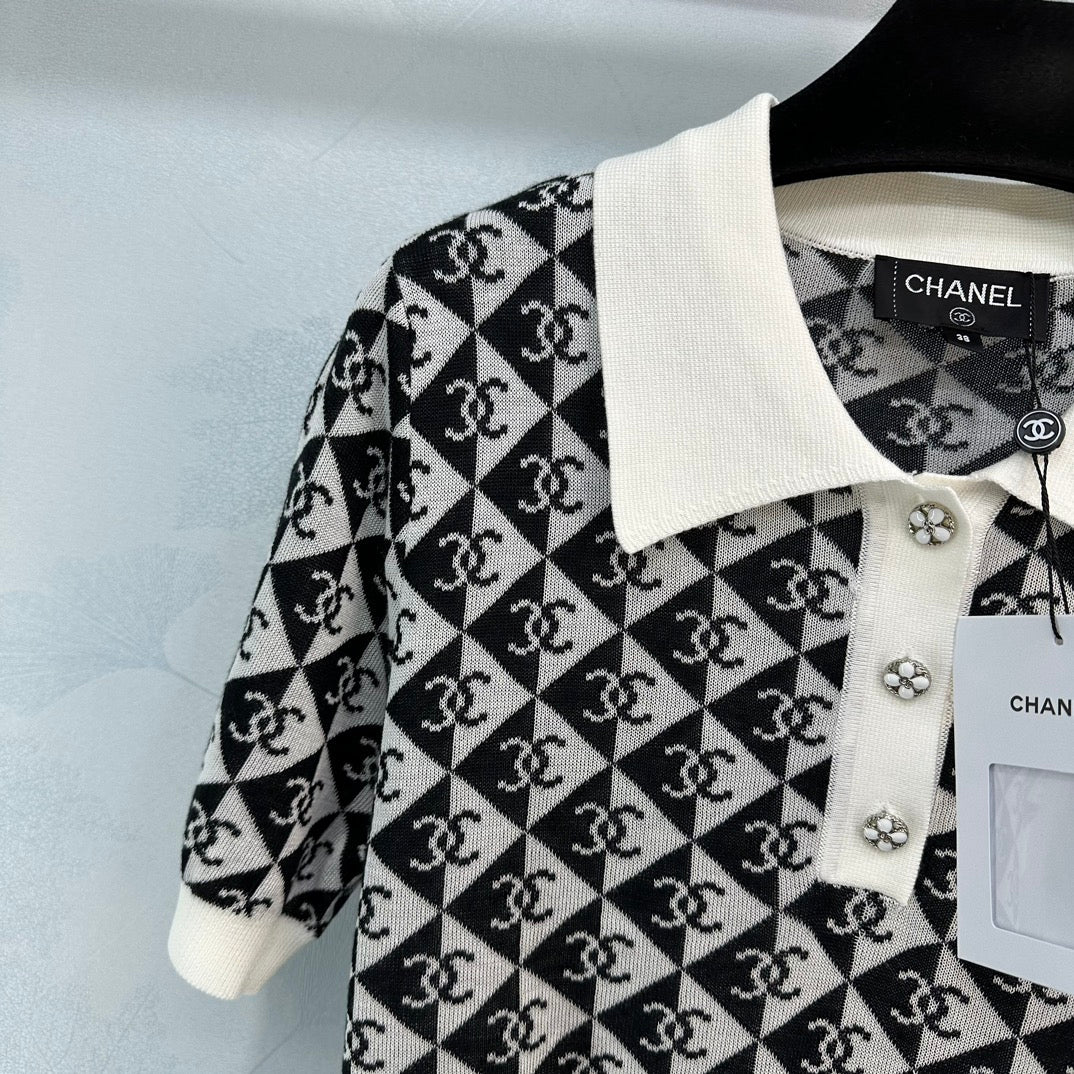 Chanel - 2404 - Весенне-летняя новинка: Изысканный укороченный топ из пряжи с дизайном поло.