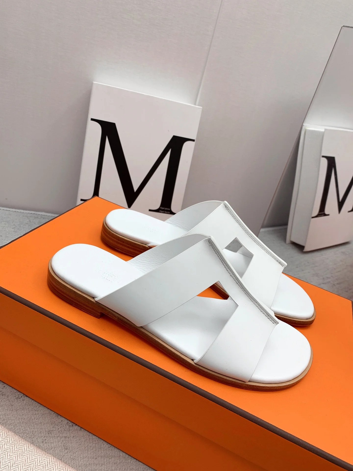 Новинка сезона осень/зима 2022 от Hermes - Сандалии на плоской подошве - 1