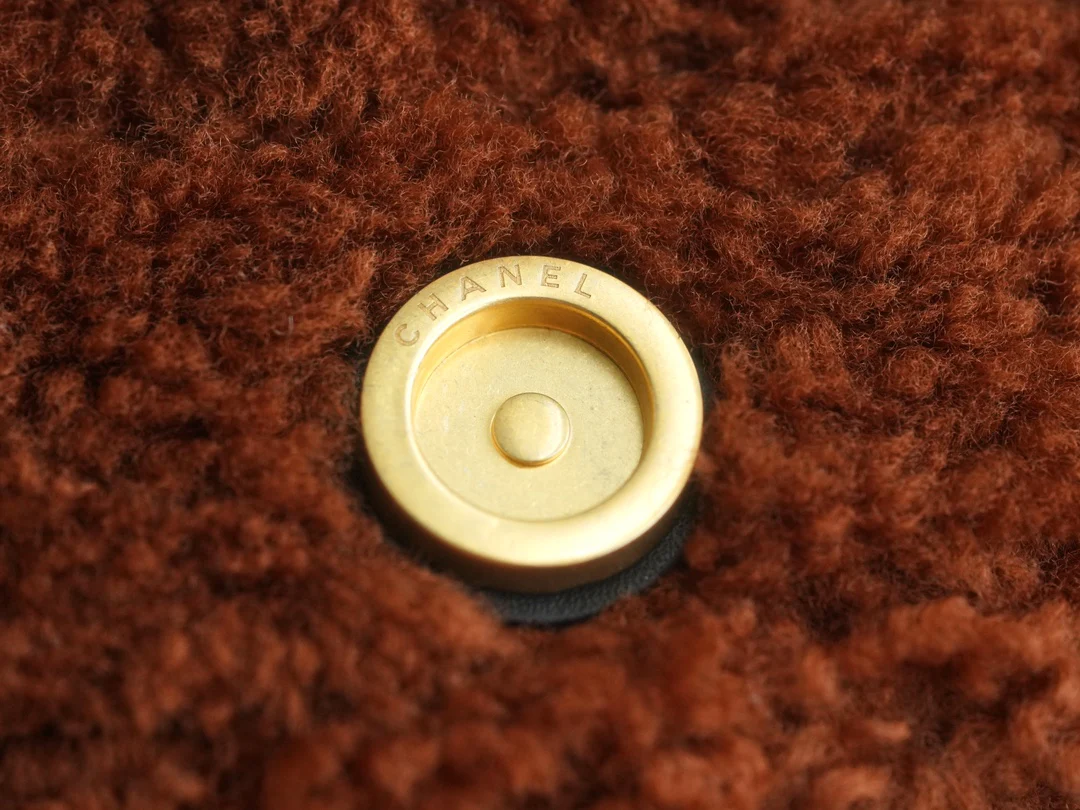 Сумка Chanel No. 22 — вариант с овчиной — чёрно-коричневая.