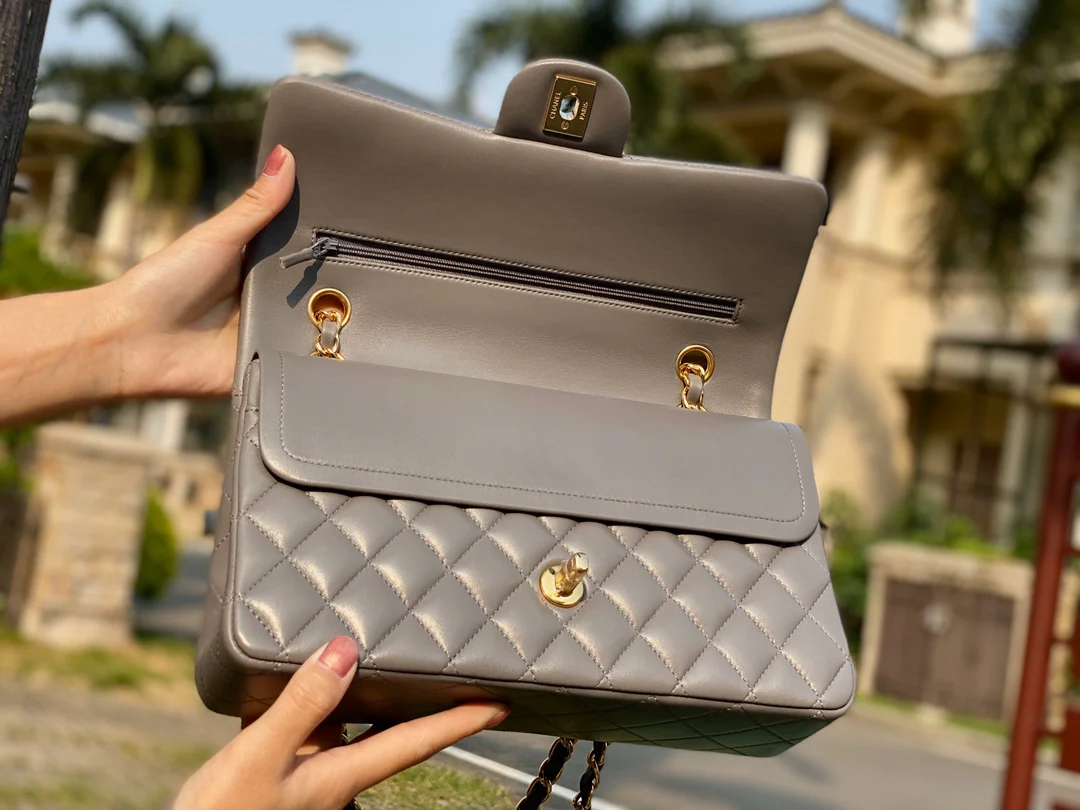 Классическая сумка Chanel из овечьей кожи CF — элегантная серая с золотой фурнитурой — 25 см