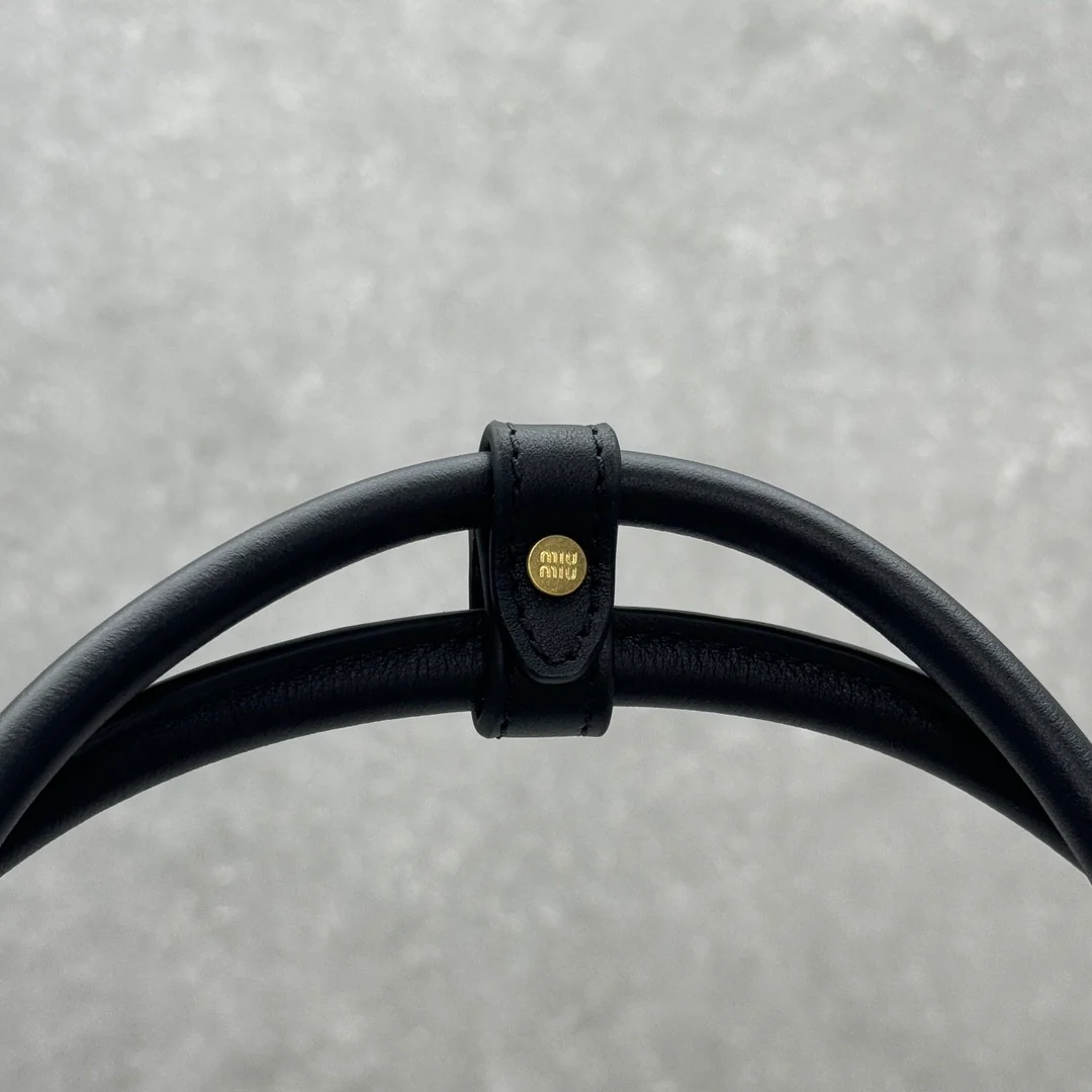 Сумка-чехол Miu Miu 5ba290 с длинной ручкой - черная