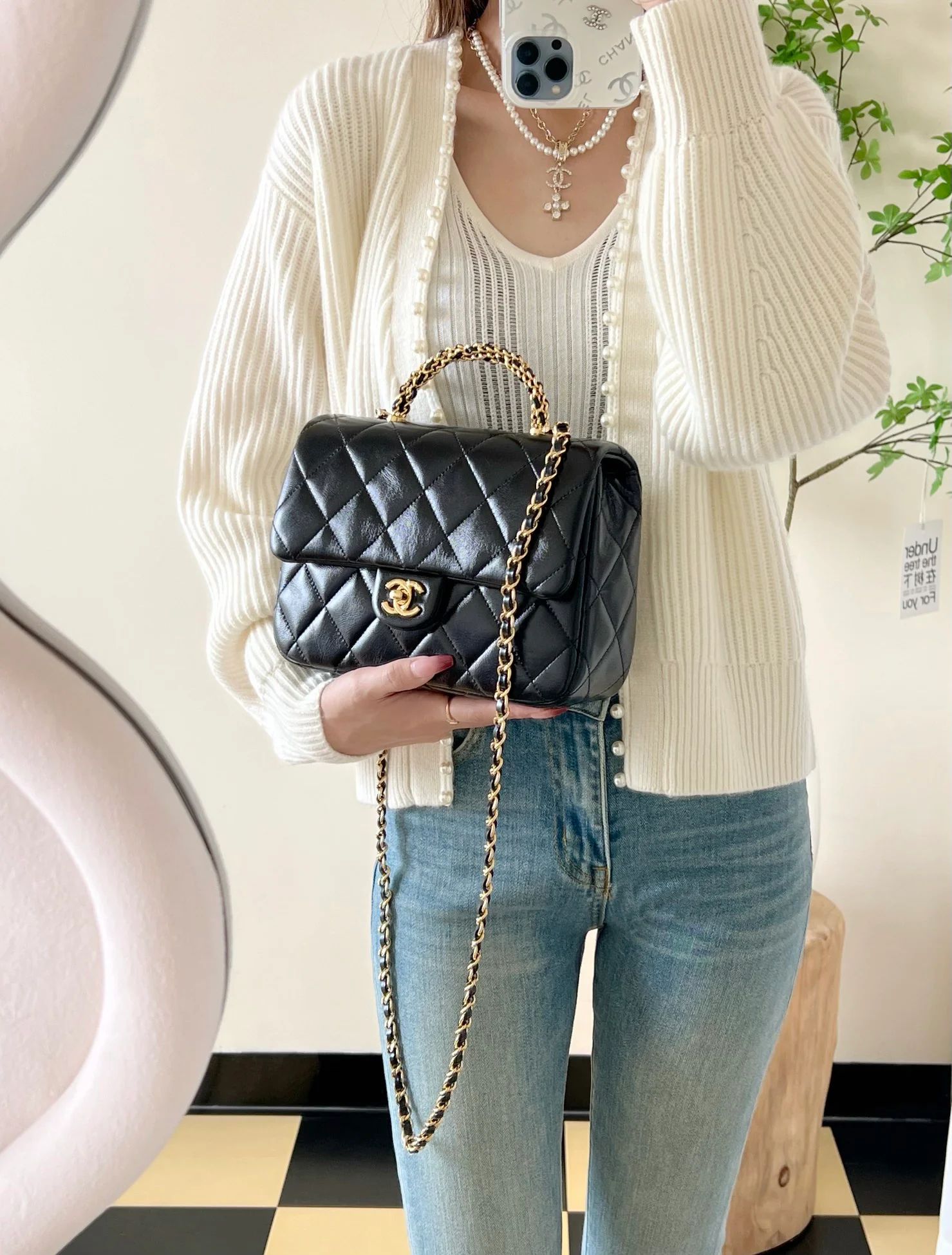 Большая черная сумка Chanel с клапаном и поворотной ручкой.