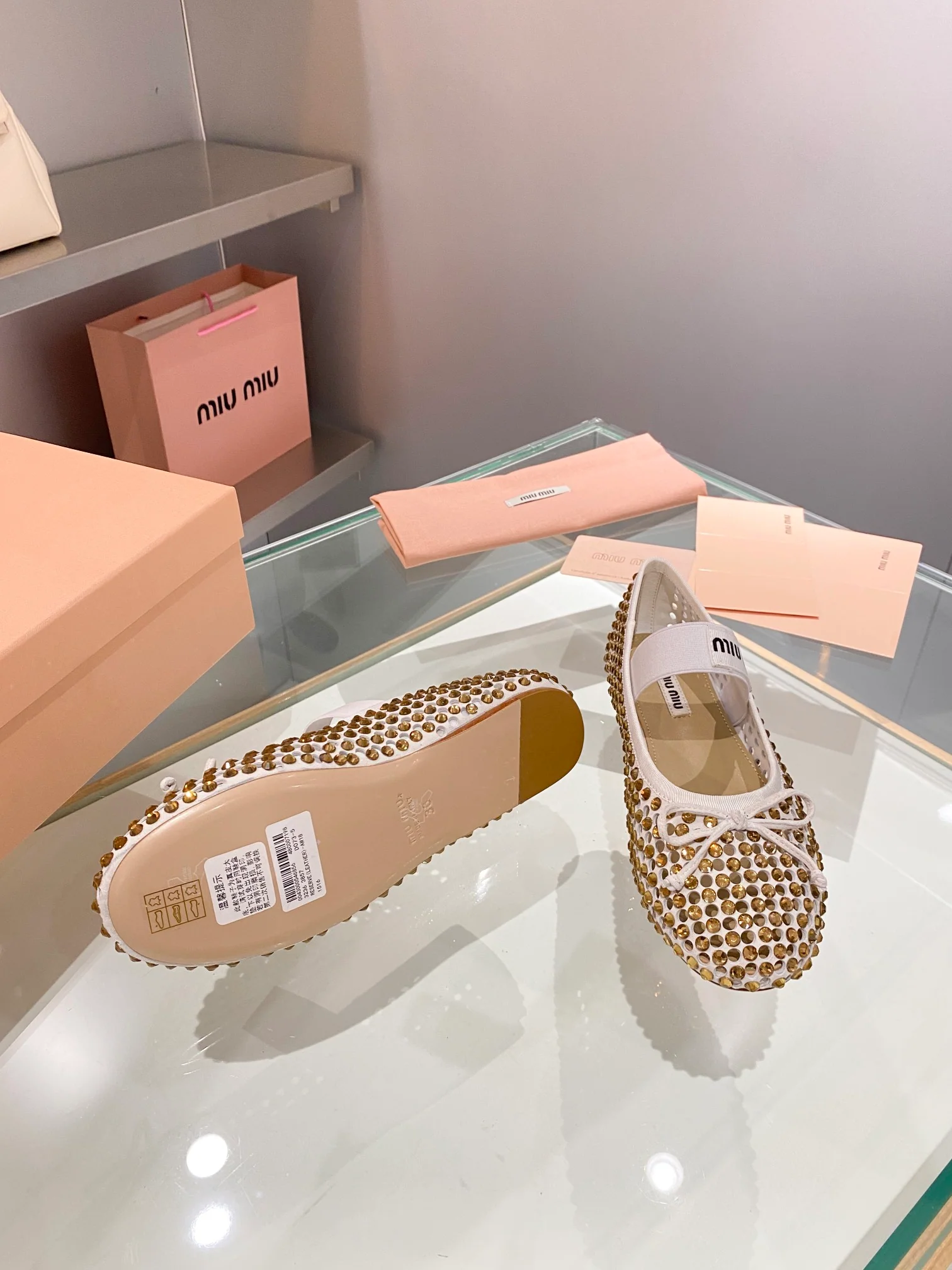 Miu Miu - балетки с ажурной отделкой, украшенные стразами.