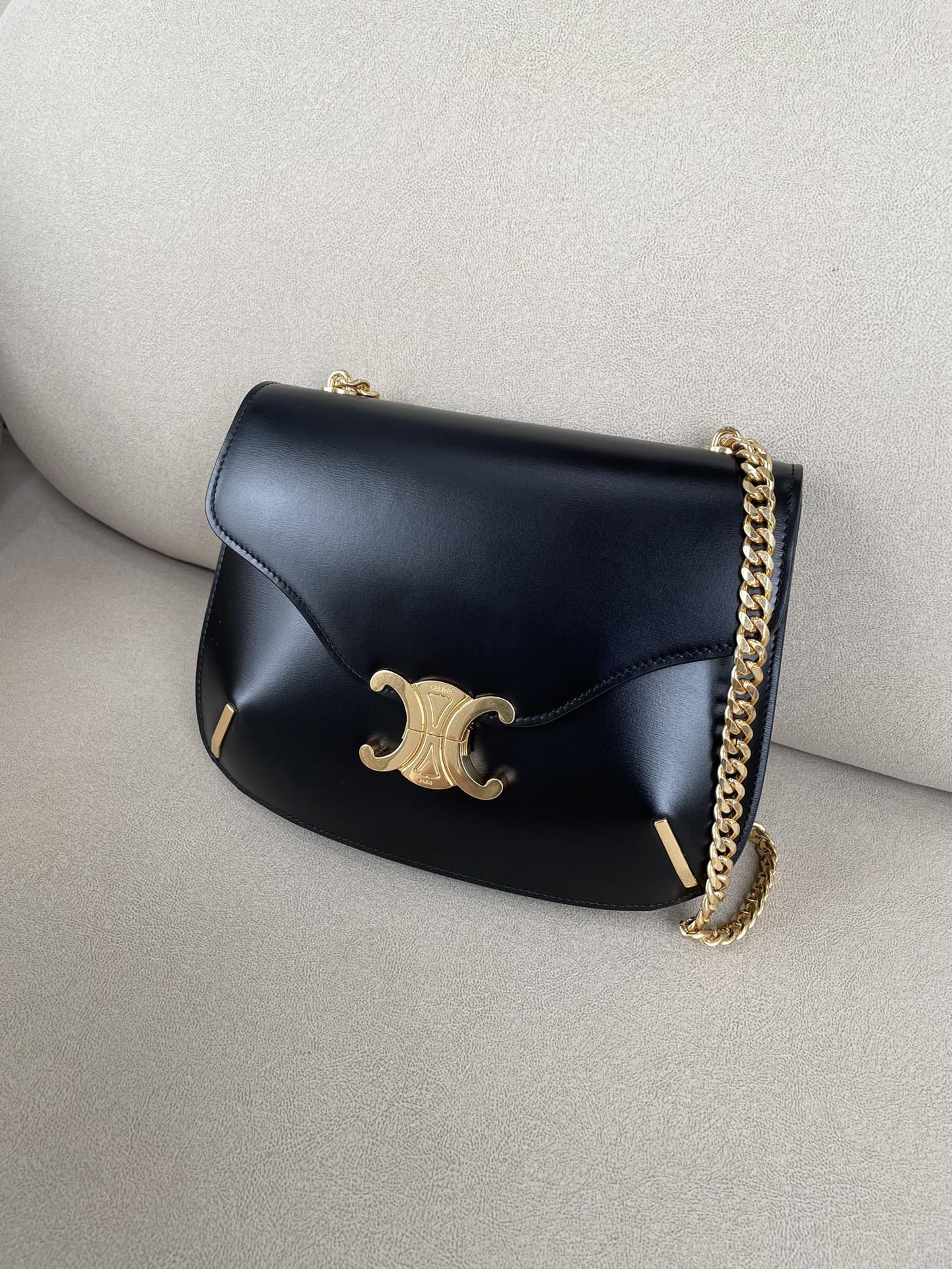 Коллекция Celine осень 2022 - Кожаная сумка Besace на цепочке - Черная