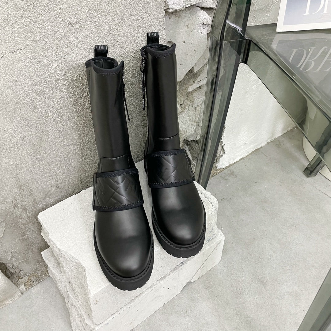 Стильные высокие сапоги Fendi