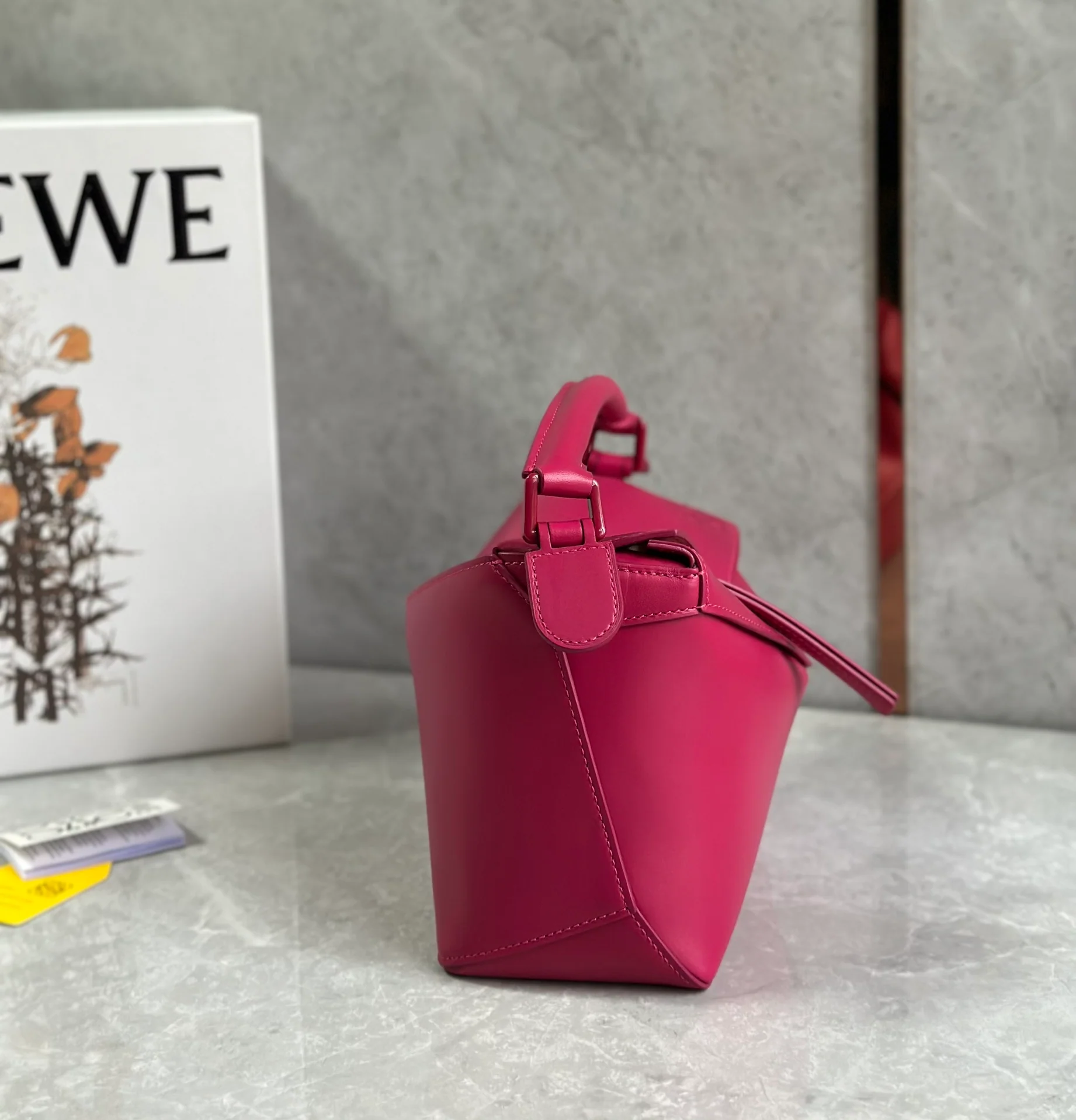 Сумка Loewe Puzzle Geometric с плечевым ремнем в виде буквы — розовая.