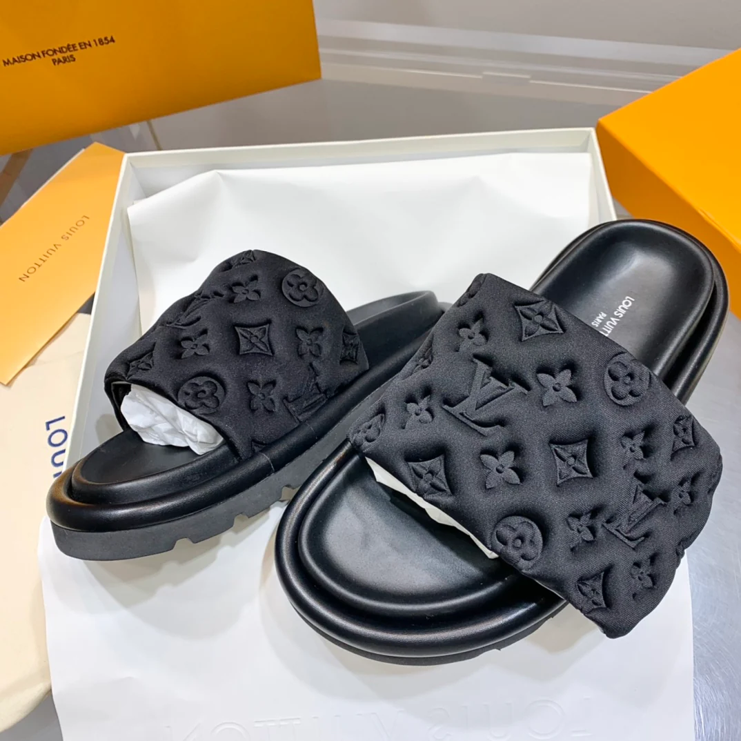 Тапочки LV с тиснением