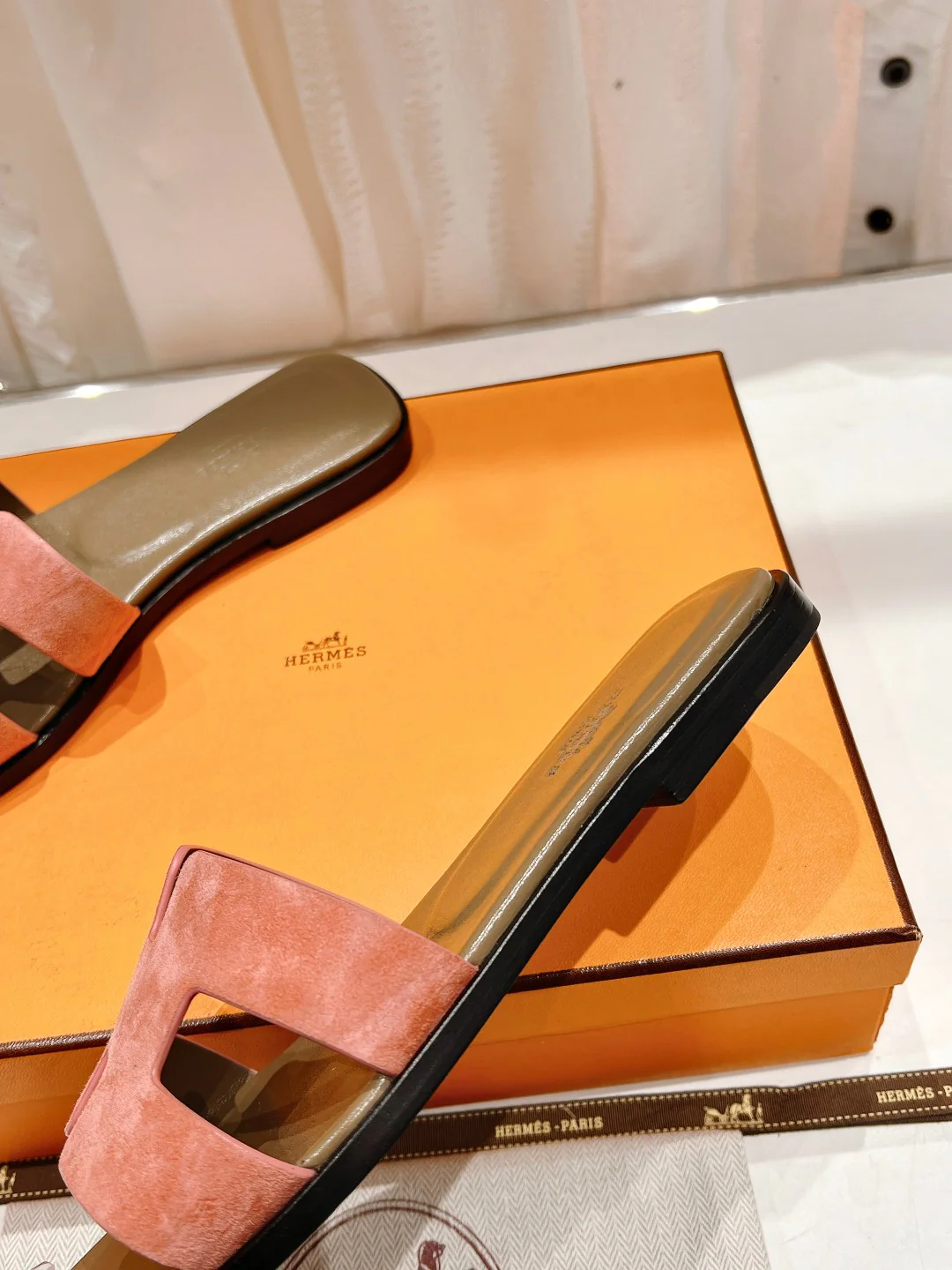 Новинка 2023 года от Hermes - Улучшенная версия - Классические тапочки H из овечьей кожи - Коричневые