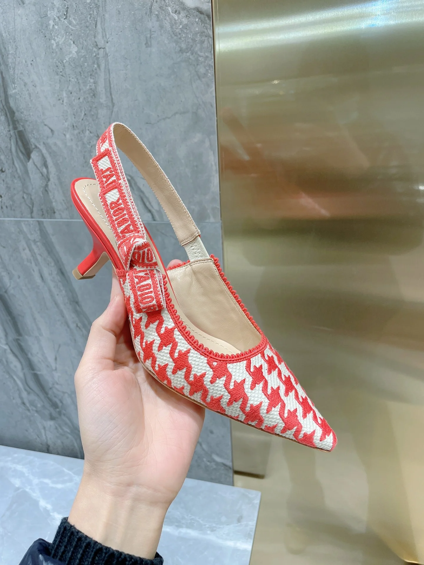 Туфли Dior с острым носком на низком каблуке