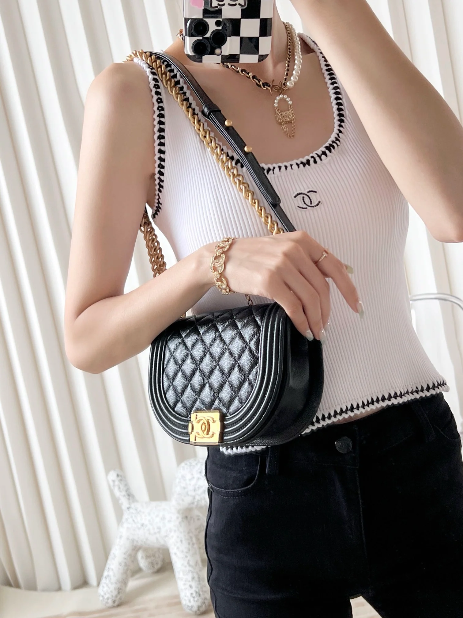 Новая кожаная сумка-мессенджер Chanel Métiers d'Art Saddle.