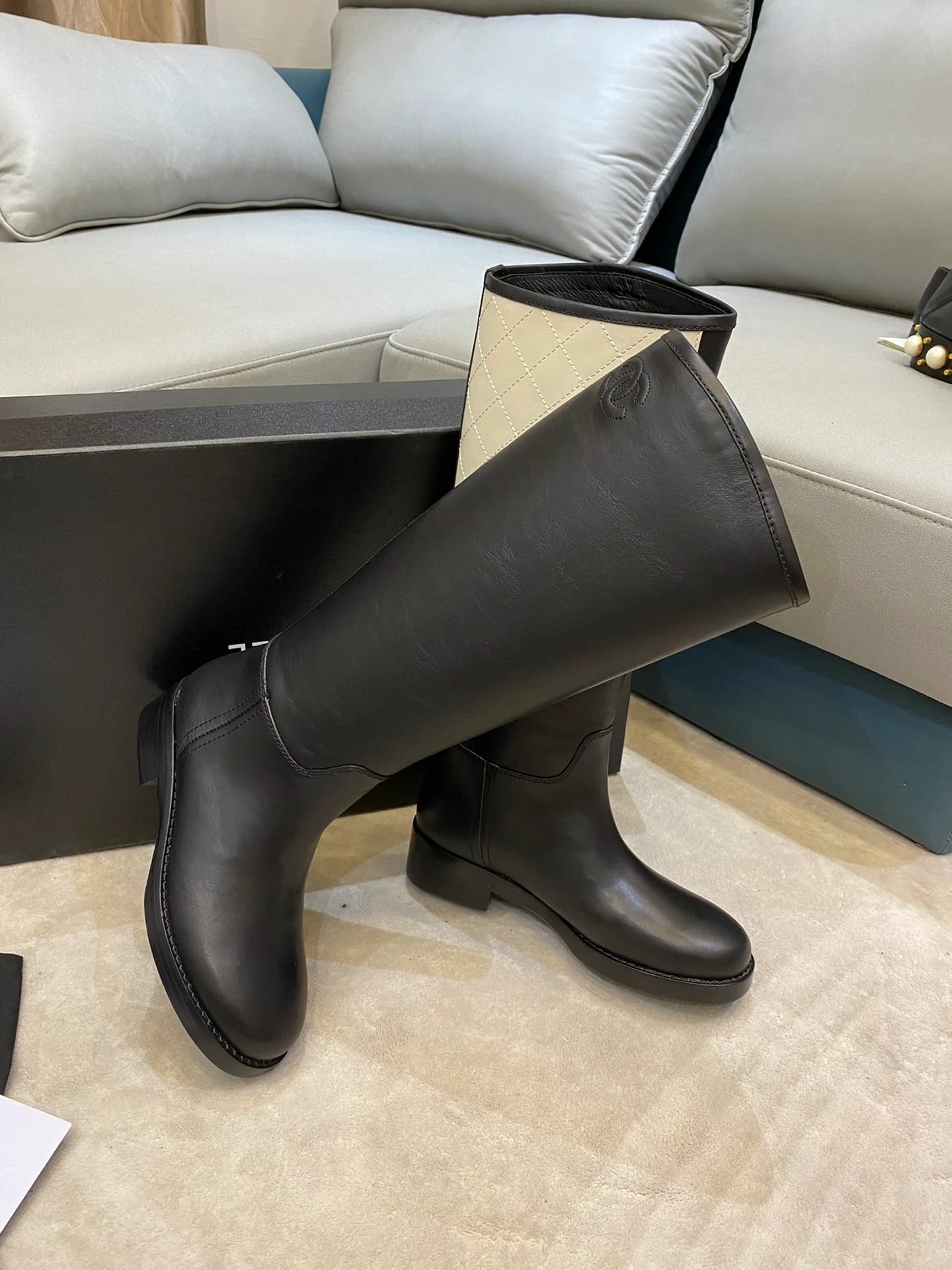 Новинка 2022 года от Chanel — кожаные сапоги.