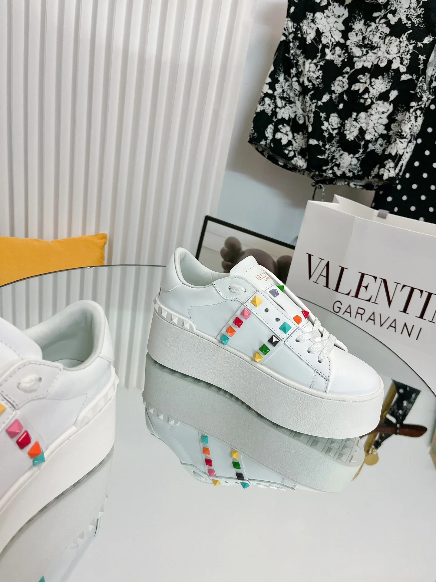 Белые повседневные кроссовки на платформе Valentino - яркие