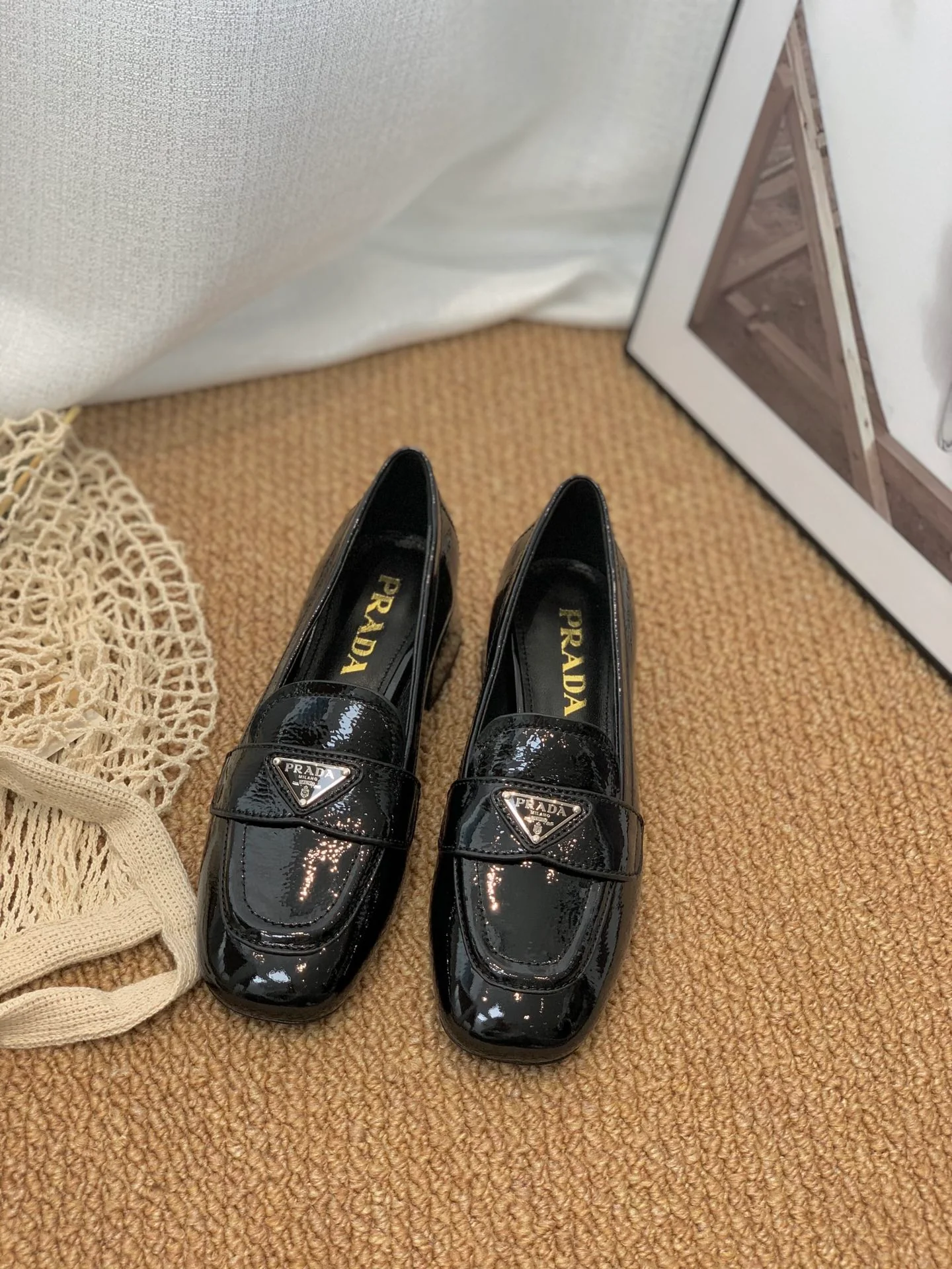 Туфли Prada - Лоферы Prada на плоской подошве - лакированная кожа, черные