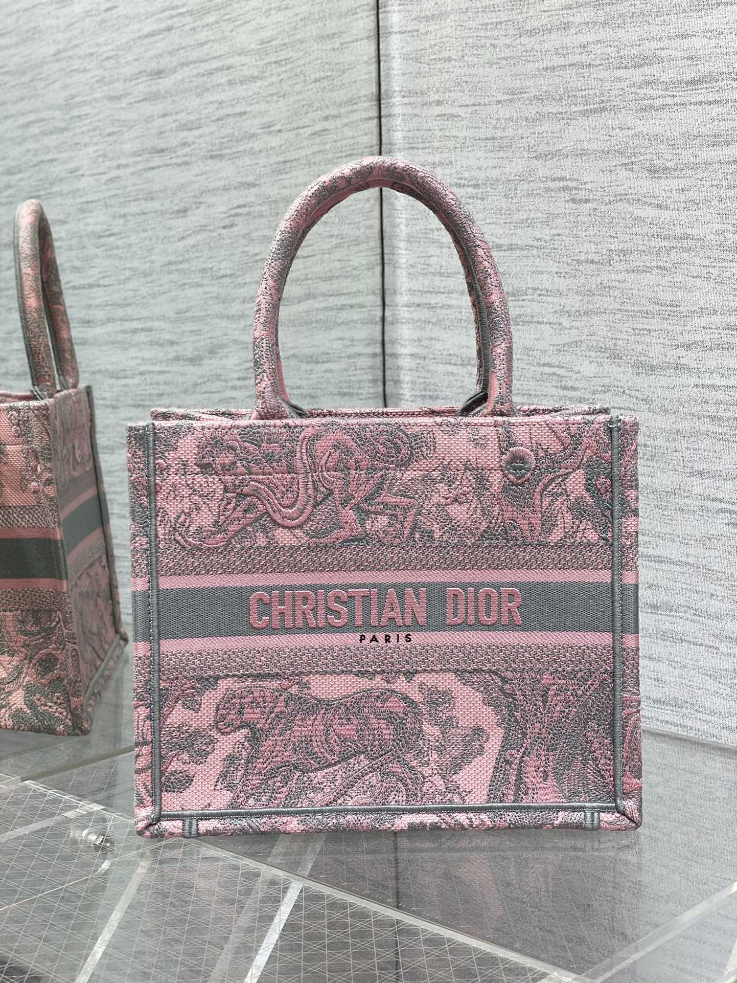Сумка Dior Book Tote из коллекции весна/лето 2023 — Zoo Toilet Grey Pink — маленькая.