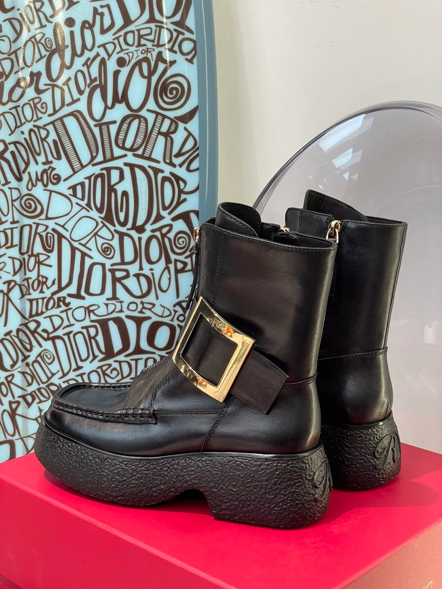 Кожаные ботинки на платформе с застежкой-молнией и металлической пряжкой - 1