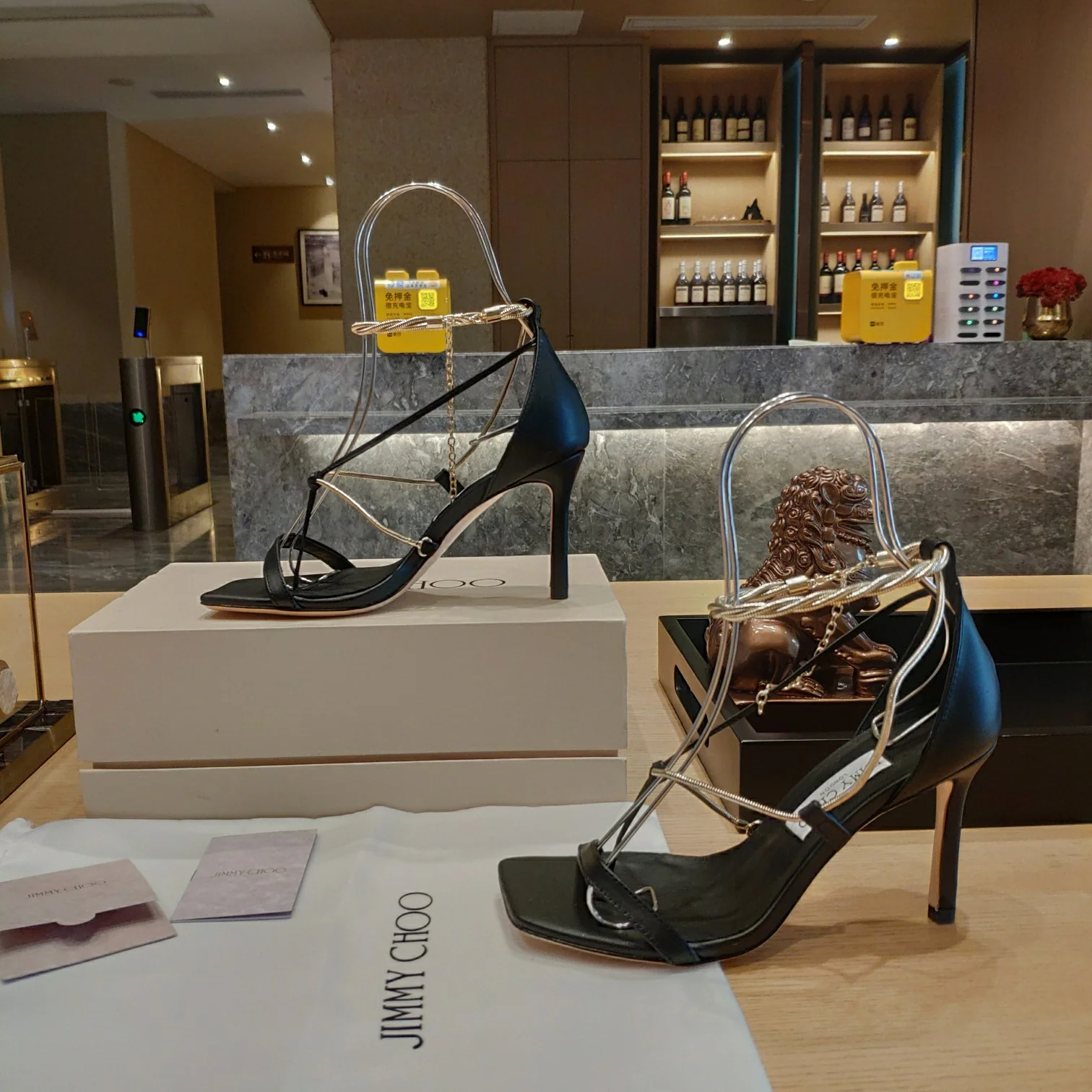 Босоножки на шпильке Jimmy с металлическими ремешками и цепочкой из веревки