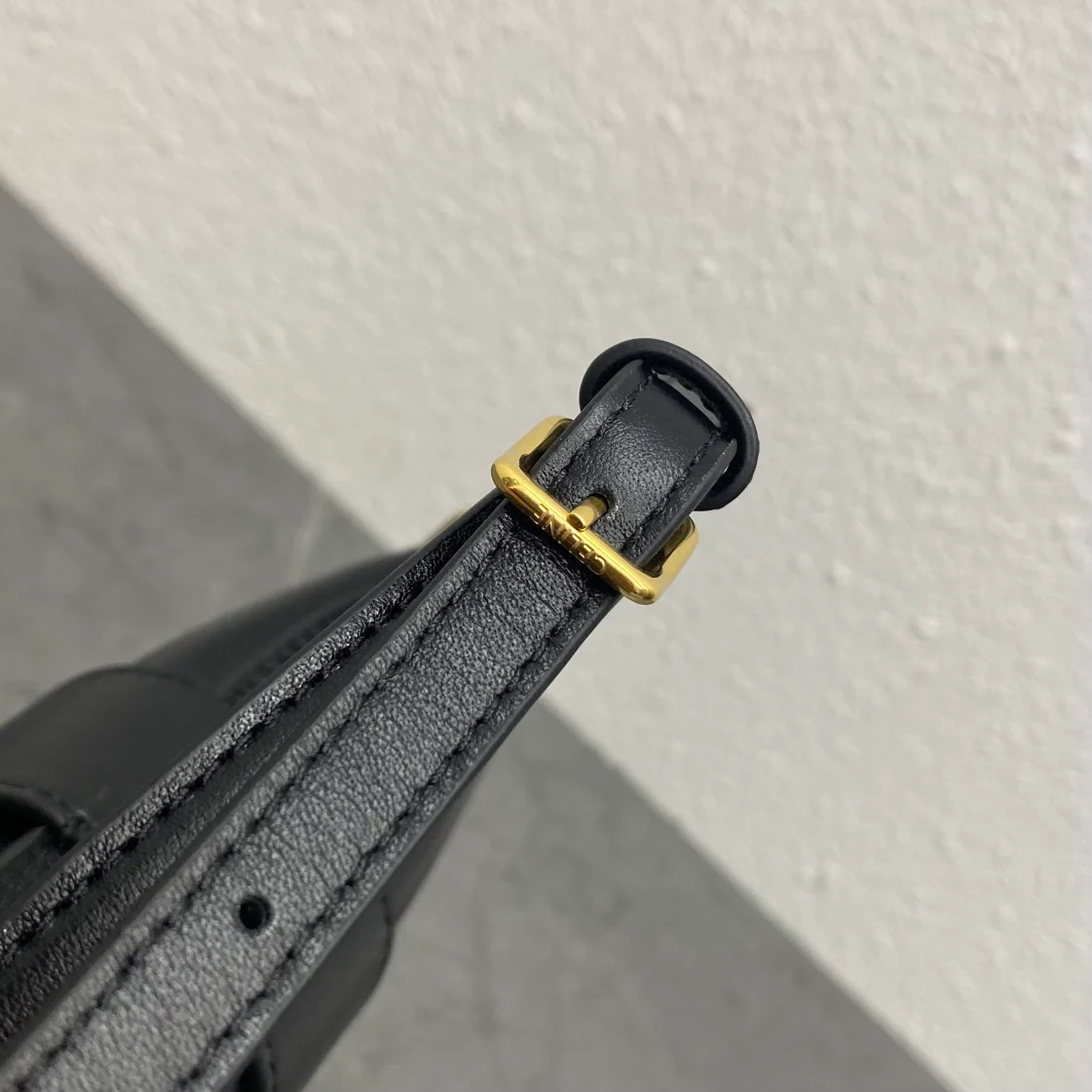 Миниатюрная кожаная сумка-ведро Celine Triomphe - черная